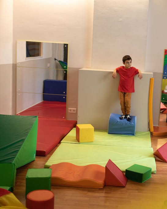 💡 Idees de jocs i activitats psicomotrius que podeu fer amb els vostres fills i filles per ajudar-los a desenvolupar la coordinació i l'equilibri.
📦 Circuit d'obstacles: Podeu crear un circuit d'obstacles amb coixins, mantes, caixes i altres objectes de la casa. Els nens i nenes hauran de passar pel circuit sense tocar el terra i sense caure.
⚽ Jocs de llançament: Els jocs de llançament, com ara llançar pilotes o frisbees, són excel·lents per a la coordinació i l'equilibri. Es pot fer que els nens i nenes caminin o corrin mentre llancen.
🪑 Joc de les tres potes: Podeu fer un joc en què els nens i nenes han de passar entre tres potes sense tocar-les. Les potes es poden fer amb cadires o altres objectes de la casa.
🪢 Joc de saltar corda: Saltar corda és un joc clàssic que ajuda a desenvolupar la coordinació i l'equilibri. Podeu fer que els nens i nenes saltin sola o en grup.
🥚🥄 Joc de “l'ou” a la cullera: Aquest joc consisteix a portar una pilota de ping-pong en una cullera sense deixar-lo caure. Es pot fer que els nens i nenes corrin o caminin mentre porten “l'ou”.
🥫 Joc de les balances: Podeu fer un joc en què els nens i nenes han de caminar sobre una balança sense fer que es mogui. Les balances es poden fer amb llaunes o altres objectes de la casa.
Aquests són només algunes de les moltes activitats que podeu fer per ajudar als vostres fills i filles a desenvolupar la coordinació i l'equilibri. Recorda que la psicomotricitat és fonamental per al creixement i el benestar dels més petits.
#psicomotricitat #infants #coordinació #equilibri #jocs #activitats #obstacles #llançament #saltarcorda #balances #diversió #benestar #creixement #CèntricPsicomotricitat