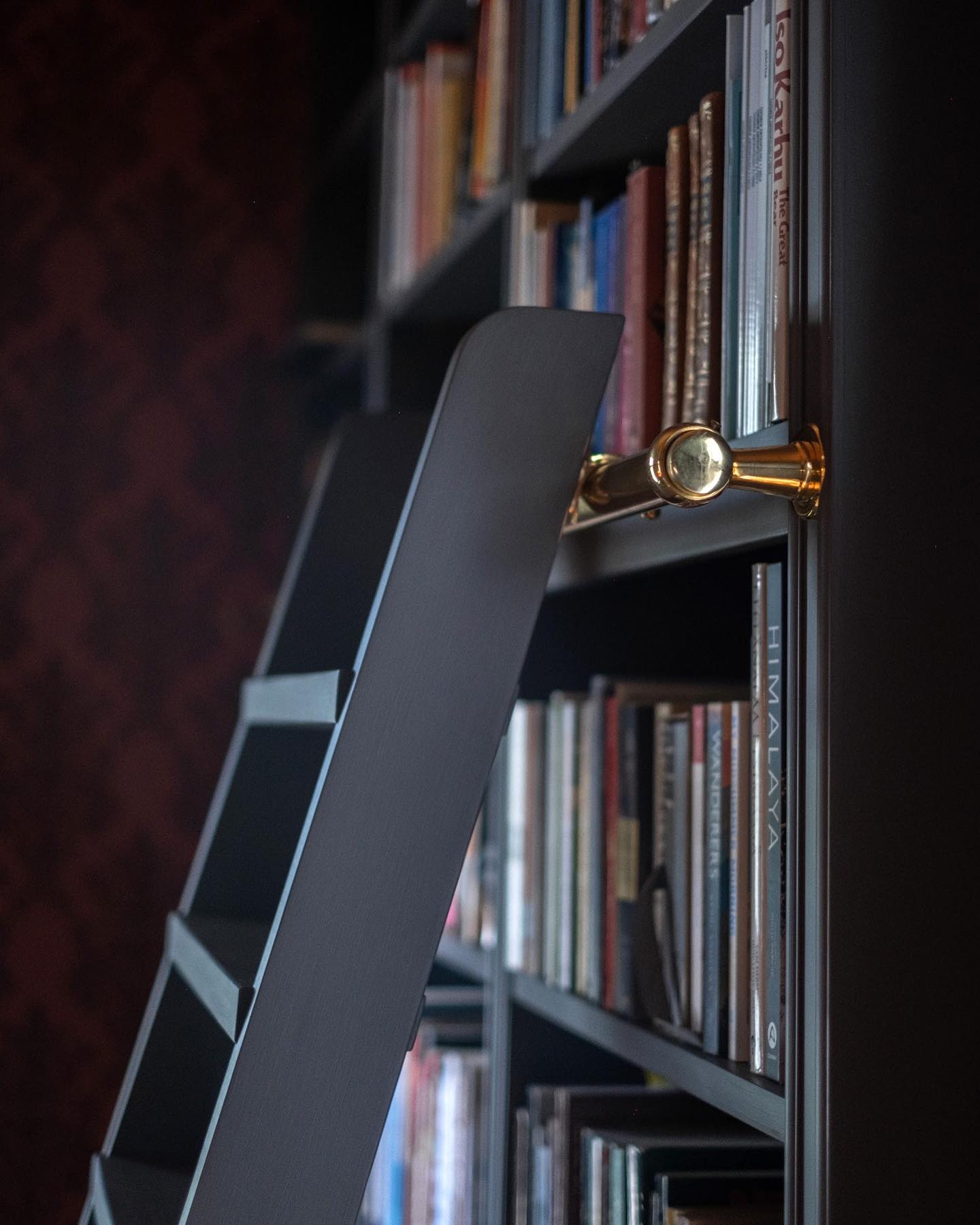 Haaveiletko ikiomasta kirjastohuoneesta tai lukunurkkauksesta? 📚
Tiedäthän, että keittiöiden lisäksi teemme myös uniikkeja säilytysratkaisuja ja kiintokalusteita kodin eri tiloihin? 😍
#kirjastohuone #kodinsisustus #lukunurkkaus #puuhuonenurminen #puuseppä #puusepänliike #urjala