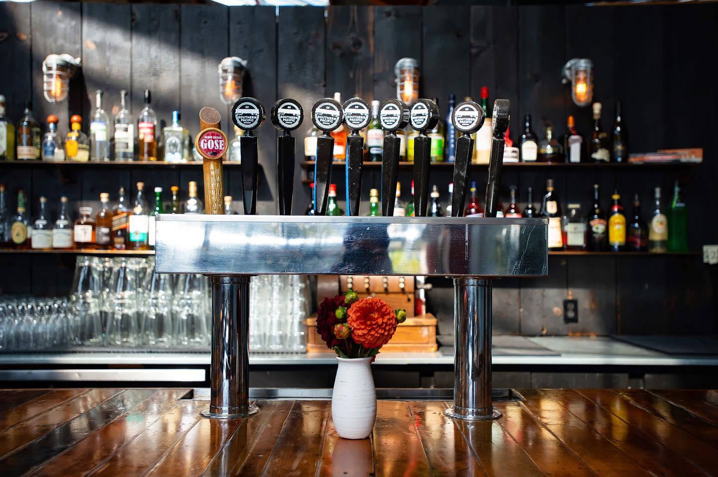 If our beer could talk, it would say ‘Crushable’. We translate that into every flavor of Southern Pacific.
Simple. Familiar. Delicious.