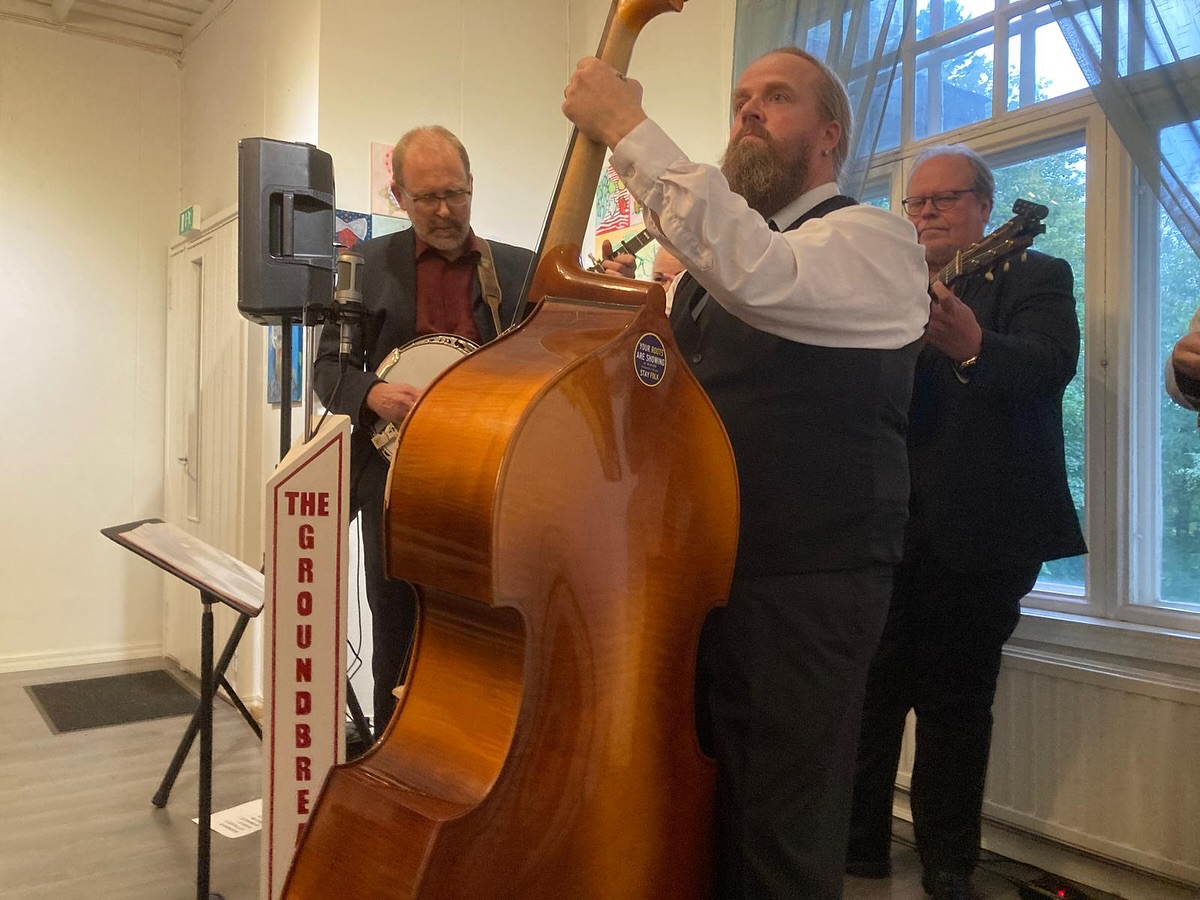 Jussi Syren & The Groundbreakers Pispalan Tahmelan huvilalla 👏🏻🎶
Intiimi keikka, marginaalimiehet vauhdissa. Vanhan rockabilly-Tapsan jalka vispas tiuhaan ja viuhaan banjon tahdissa. Eläköön musiikki! 😍🎤🪕
@jussisyrenthegroundbreakers
theartist_marjuinkinen
#jussisyrenandthegroundbreakers