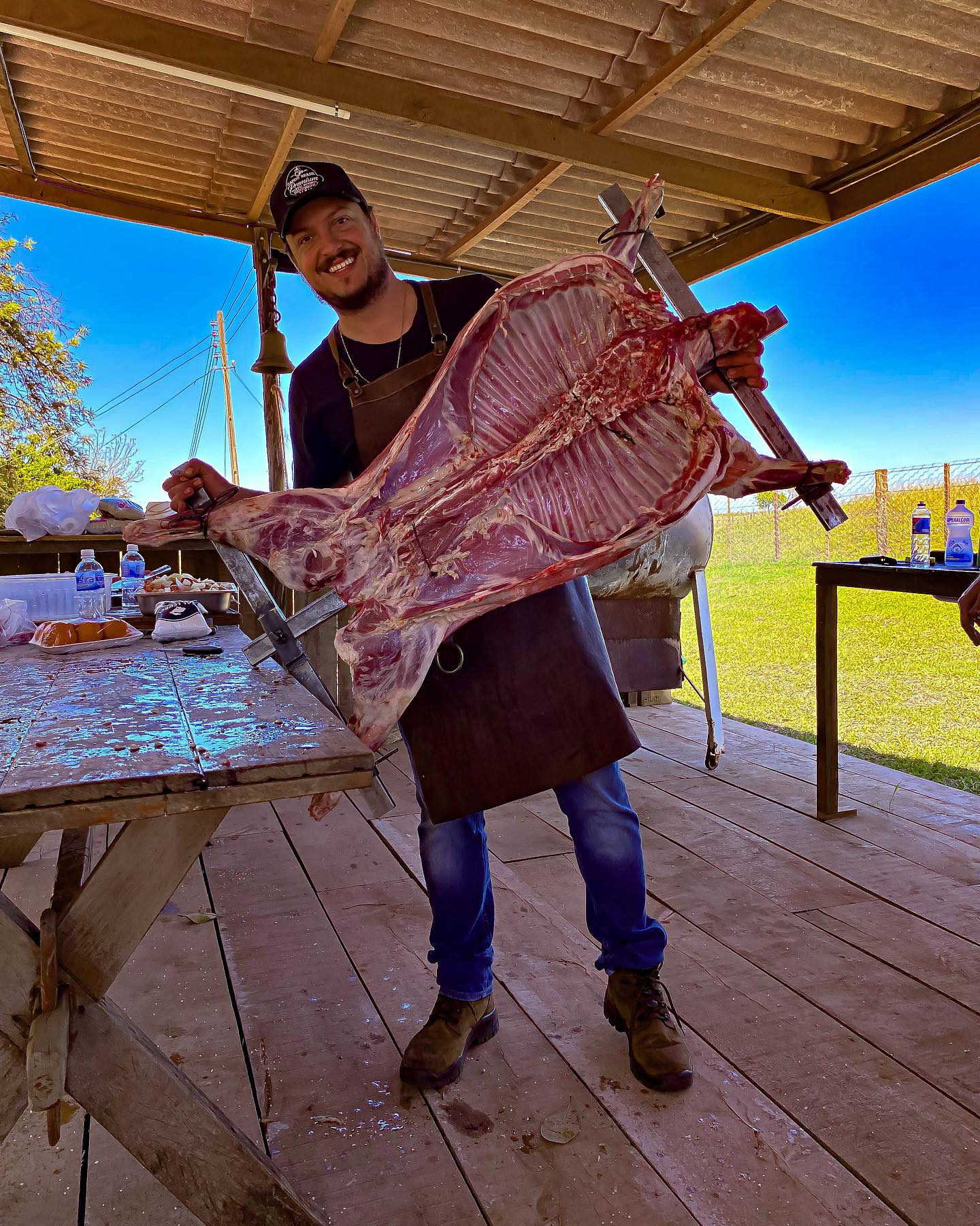 A vida é melhor com CHURRASCO! 🔥
.
Vai um fogo de chão aí?! 👊🏻