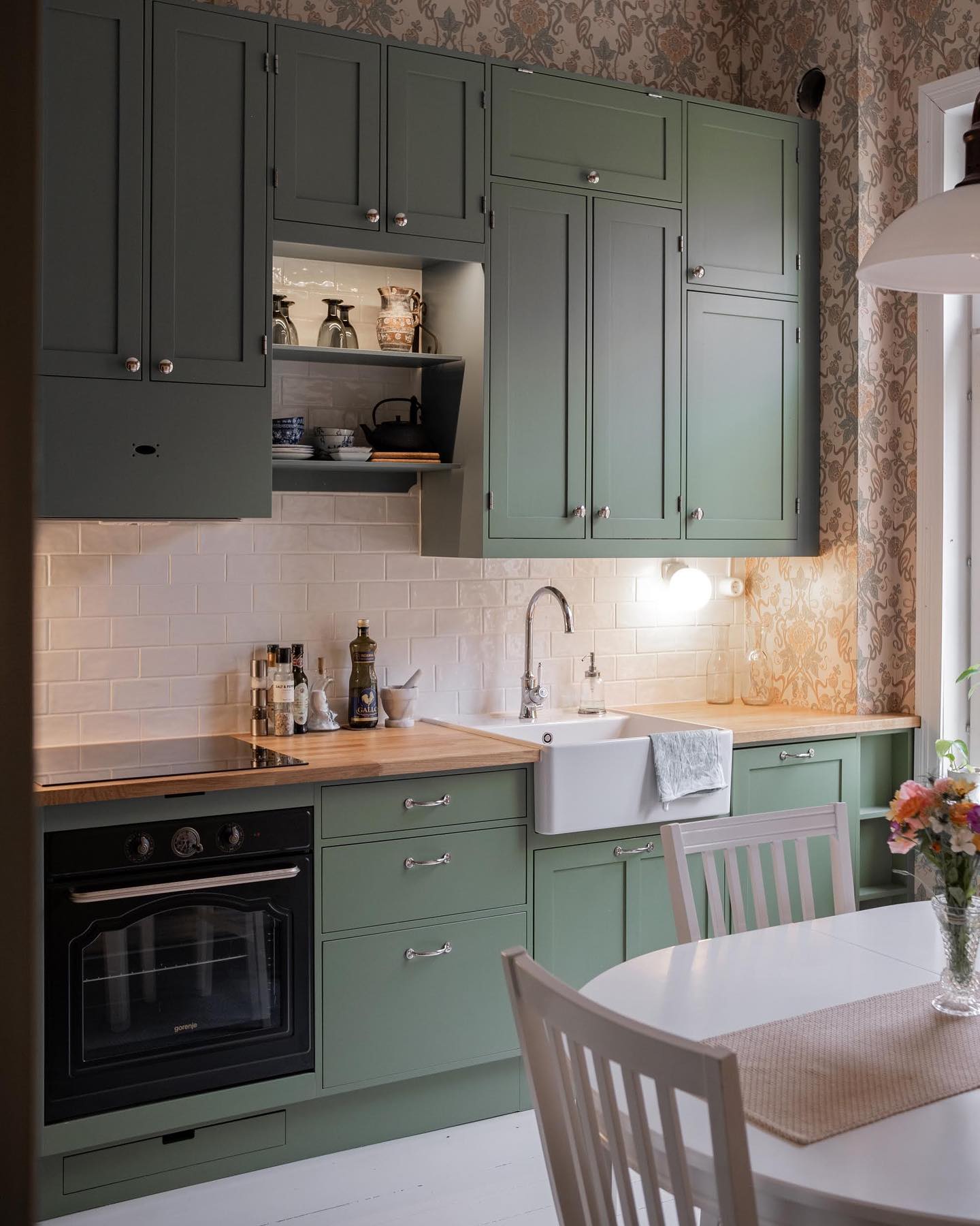 Vanhan puutaloasunnon shaker-keittiö on toimiva kokonaisuus millintarkoilla mitoilla ja runsaalla kaappitilalla - tyylistä tippaakaan tinkimättä.
Kurkkaa kotisivuiltamme tämän(kin) ihanuuden kuvat ja tiedot! ☺️