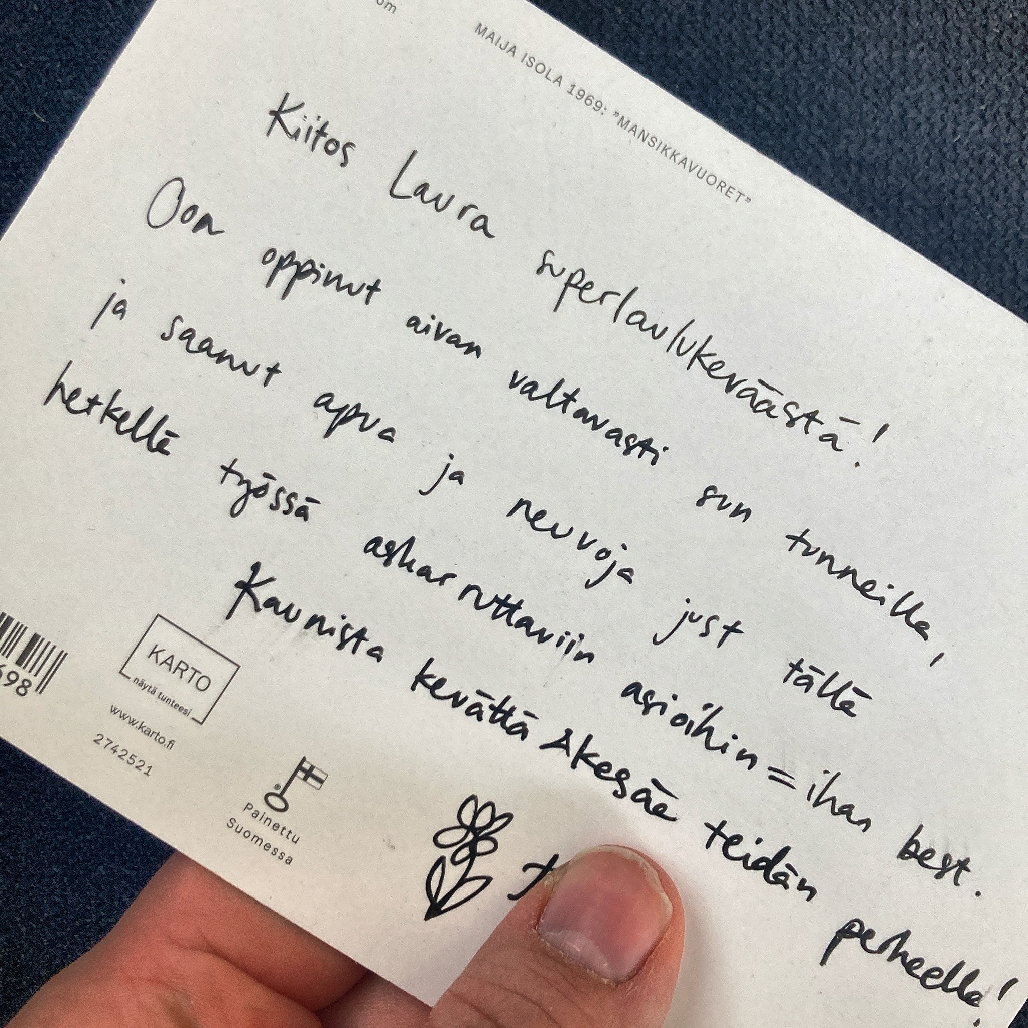 Kiitos sinä ihana asiakkaani, jonka kanssa alettiin tänä keväänä kulkea yhteistä matkaa äänipolulla - ilo on ollut molemminpuolista, olet huikea ❤️🙏🏻
Mulla on käynyt täällä kotityöhuoneella aivan IHANIA oppilaita tänä lukuvuonna 😍! On ollut todella virkistävää taas palata (vanhempainvapaiden jälkeen) laulunopetuksen pariin. ❤️
Perheellistyminen on muuttanut paljon sitä, milloin ja mitä töitä pystyn tekemään, etenkin, kun puolisokin tekee keikkatöitä. Äänikaupan pyörittäminen kotoa käsin on mahdollistanut vapautta aikatauluissa ja perhe-elämän yhteensovittamisessa. Olin kuitenkin unohtanut sen, miten paljon kontaktityöskentelystä saa iloa, energiaa ja inspiraatiota myös itselleen. Äänihyvinvoinnin koulutukset, opetuspäivät yliopistolla, omat oppilaat, podiäänitykset ja huikeat kuorokoulutukset ovat olleet tämän vuoden piristysruiskeita jo muutenkin ihanien töiden lomassa ❤️
Kiitos teille kaikille, joita olen saanut kohdata ja KIITOS, että olen saanut kulkea matkaa ääniystävänänne 🥰
#ääniystävä #äänihyvinvointi #äänenkäyttö #äänivinkit #laulunopettaja #laulunopetusespoo #asiakkaat