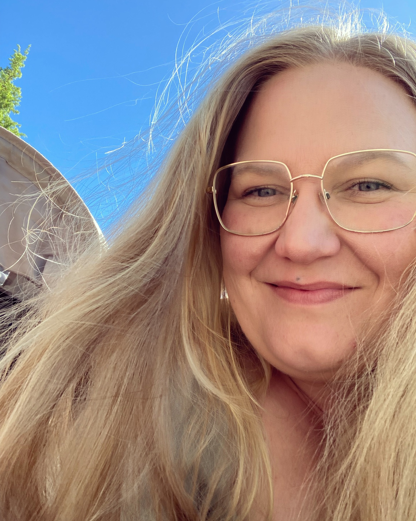 Ai että, mikä kesä 😍
Täällä palaillaan arkeen iloisin mielin, kun kesällä sai kunnolla irroittautua normaaleista työrutiineista 😍
Kesäkuussa tein vielä töitä, mutta Saksan kiertueen lisäksi käytin kaiken mahdollisen ajan uuden musiikin luomiseen - tein biisejä, suomensin ja sovitin kappaleita ja ideoin uusia musajuttuja. Se oli ihana päätös kuluneelle työvuodelle! ✨
Heinäkuussa oltiin perheen ja sukulaisten kanssa lomailemassa ympäri Suomea, leireiltiin ja viime viikolla hostattiin niin monet sauna&palju - juhlat, että siitä juhlahumusta riittää vielä pitkälle elokuuhun 😍❤️
Nyt elokuussa starttaa uusia työkuvioita, saan uusia ihania oppilaita, valmistelen syksyn luentoja yliopistolle, valmistelen äänenkäytön koulutuksia sekä äänitän syksyn Ääniystävä-podin uudet jaksot 😍
Ihanaa olla jälleen arjen äärellä, ja ennen kaikkea kohdata upeita ihmisiä merkityksellisten asioiden äärellä ❤️