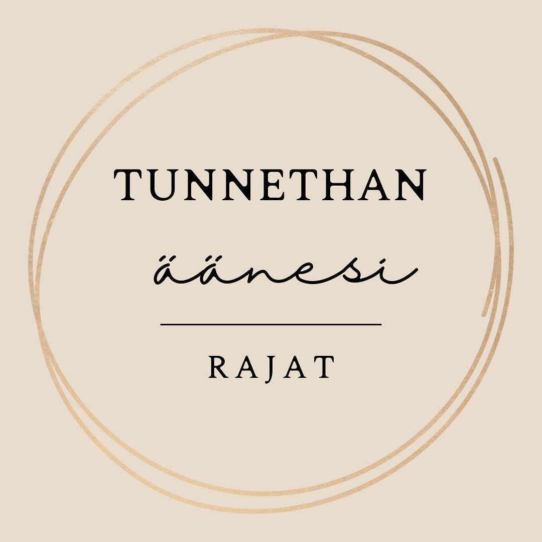 Tunnistatko äänenkäytössäsi nämä merkit, jotka kertovat palautumisen tarpeesta ‼️
Meillä kaikilla on varmasti tilanteita, joissa joudumme käyttämään ääntämme yli sen rajojen. Kenties äänenkäytön kesto, voimistamistarpeet tai muut tekijät asettavat meidät tilanteisiin, jossa joudumme ylittämään oman äänemme jaksamisen rajat.
Rajojen ylittäminen yksittäisinä kertoina ei ole vaarallista. Kaikilla meillä ääni väsyy käytettäessä ja silloin tarvitaan lepoa. Tärkeä kysymys kuitenkin on, tunnistatko oman äänesi rajat ja kunnioitatko niitä?
Ethän laiminlyö ääntäsi ja ylitä rajojasi päivittäin? Siitä seuraa herkästi lumipalloilmiö, jossa ääni on päivä päivältä hieman väsyneempi eikä ehdi palautua kuormitusten välissä. 😮💨 Kun lumipallo ehtii kasvaa suureksi, on rasituskuorman purkaminen huomattavasti haastavampaa ja riskit äänen vaurioille ovat merkittävät.
Mitä paremmin tunnistat äänesi rajat, ylität niitä harvemmin sekä muistat säännöllisesti palautua kuormituksesta, sitä terveempänä äänesi todennäköisesti pysyy! 🌱
Alla olevassa listassa on tyypillisiä ilmiöitä, mitä puhe-/lauluäänellemme tapahtuu, kun se väsyy:
⭕️ kehosi joutuu ponnistelemaan extraa äänentuottoa varten, äänentuotto ei tunnu vaivattomalta
⭕️ terve vahva ääni on muuttunut “huutomaiseksi” ja puskevaksi
⭕️ tunneilmaisu on kaventunutta äänenkäytössä, äänensävyjen “spektri” on kaventunut
⭕️ äänenkäyttö tuottaa kipua tai epämiellyttäviä tuntemuksia kurkunseudulle
⭕️ ääni kuulostaa raskaalta, “painavalta” tai tahmealta
#äänenkäyttö #äänihyvinvointi #tunnistarajat #äänitekniikka