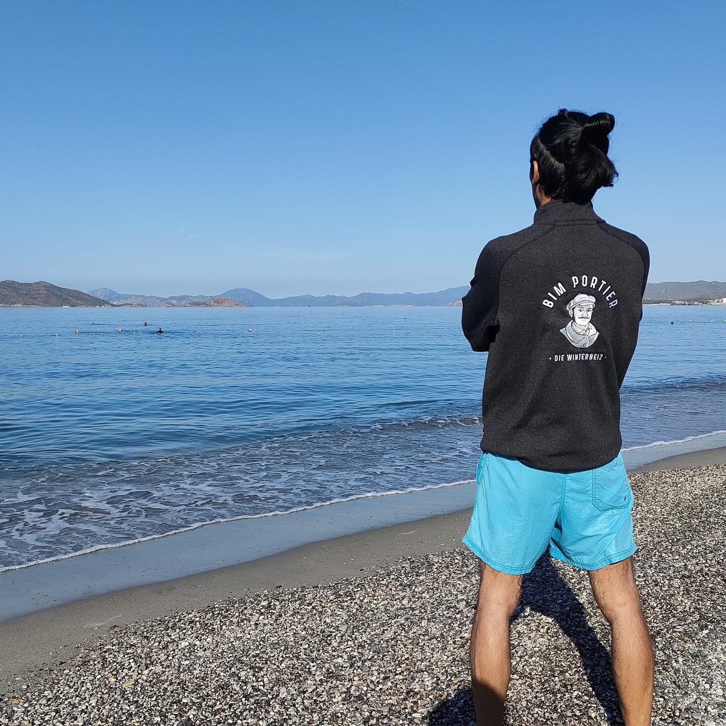 Bim Portier 24/25
Noch geniesst der „Portier“ seine Auszeit am Meer🌊☀️ - schon bald ist er zurück in seinem Wohnzimmer🧀🙌!
Von November 2024 bis Februar 2025 empfängt euch der Portier wieder auf unserer Terasse zu Raclette & Glühwein🧀😋! In der Tischmitte schmelzt ihr über glühender Holzkohle euer Raclette von @jumi_ag & geniesst dazu feine hausgemachte Beilagen - der perfekte Ort für dein Teamevent oder einen gemütlichen Abend mit Freunden🔥!
Von Montag bis Donnerstag heizen wir die Tischgrille ab 10 Personen ein, immer Freitags sind Reservationen für kleineren Gruppen möglich.
Alle Infos & das diesjährige Angebot findest du auf unserer Website!
Reservation:
📧: portier@freibank.ch
📞: 031 333 14 40
#freibankbern
#wankdorfcity
#bimportier
#raclette
#käse
#erlebnis
#eatlocal
#drinklocal