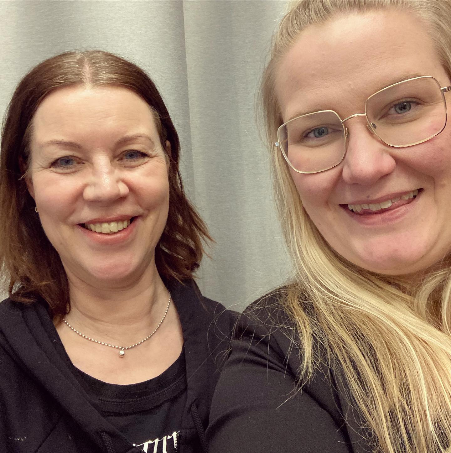 Aijaijai! Uusi podijakso on jälleen julkaistu ja siinä puhutaan esiintymisjännityksestä 😖🫣😰😧🫨
Vieraanani on tämän teeman huippuasiantuntija, Sibelius-Akatemian esiintymis- ja oppimisvalmennuksen lehtori Päivi Arjas @paivi_arjas 🫶
Mitä esiintymisjännitys on ja mistä se johtuu? Miten esiintymisjännitys ilmenee? Miten esiintymisjännitystä voi työstää? Miten esiintymiskokemus ja esiintymisjännitys ovat yhteydessä toisiinsa?
Laittakaahan jakso kuunteluun 🔥!
#esiintymisjännitys #jännitys #esiintyjä #laulaja #puhuja #podcast #ääniystävä #ääniystäväpodcast #vireytyminen #hermosto