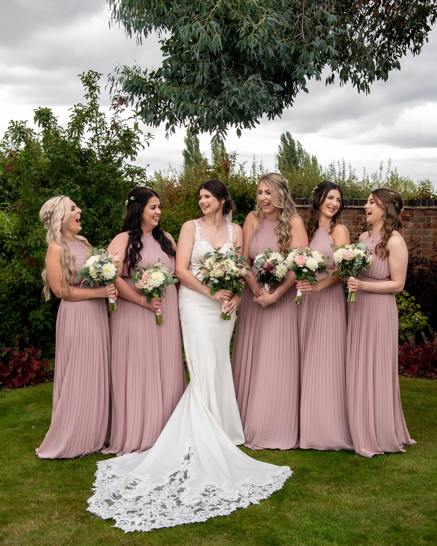 Happy International Women's Day!
May we be them, may we raise them, may we support them, may we inspire them!
Venue: @mythebarnweddings
Bride: @ashleighday01
Flowers: @flowersbyfredricka