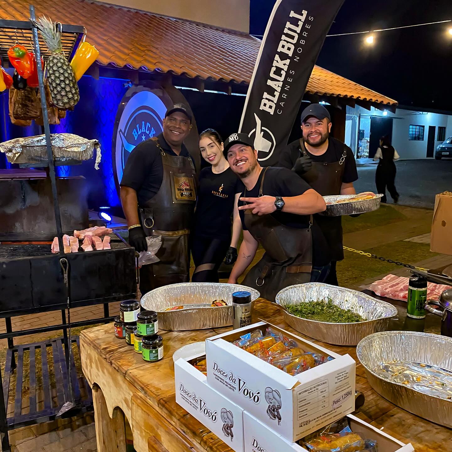 Tive o prazer de transformar bons momentos em experiências gastronômicas inesquecíveis!
.
Revisitar essas fotos é relembrar cada sorriso e cada momento compartilhado, um lembrete do privilégio que é fazer parte de ocasiões tão especiais na vida das pessoas!
.
Cada evento é uma nova história e espero ter a honra de participar de muitos outros momentos assim, sempre colocando amor e dedicação em cada prato que sirvo!
.
@jefinhonos3producoes
@biabfaria
.
#Churrasco #ArteNaBrasa #MemóriasInesquecíveis