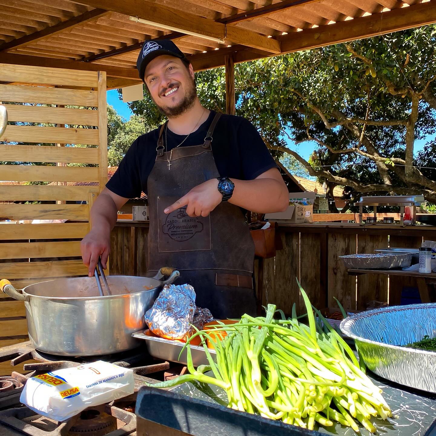 Não tem nada que me deixe mais feliz do que estar aqui, botando a mão na massa! Cada churrasco, cada evento é uma oportunidade de espalhar amor através da comida!
.
Deixe-me levar essa energia e paixão para o seu próximo evento. Vamos fazer desse momento uma festa que ninguém vai esquecer!
.
Faça o seu orçamento personalizado!
Entrada, prato e principal e sobremesa!
.
📲 (43) 99909-6652