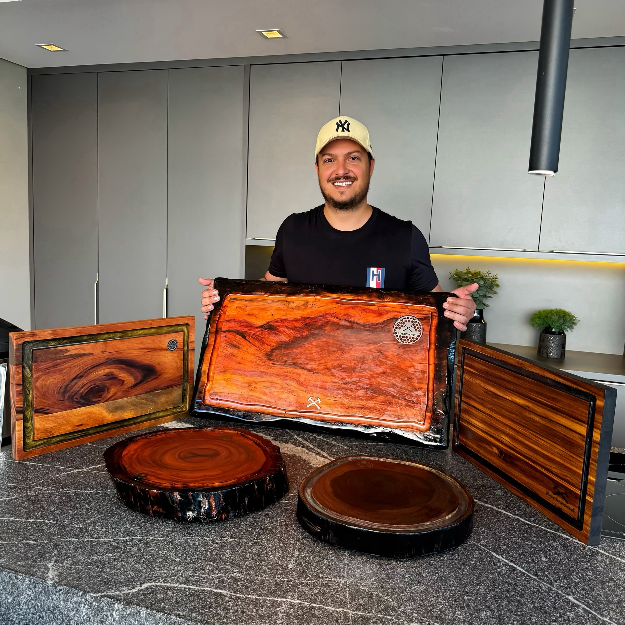 @rockwood_marcenaria 👊🏻
.
Minhas novas aquisições de Tábuas Premium!
.
Encomendei tábuas da linha BLACK DIAMOND da Rockwood! Elas são rústicas, pedi cada uma com um tamanho e tipo de madeira diferente:
.
• Peroba Rosa (Redonda)
• Madeira Ipê
• Madeira Teca (Retangular 30x50x3)
• Madeira Muiracatiara (Retangular 30x50x3)
.
Todas são ideais para corte com as bordas resinadas!
Mas claro, também podem ser usadas para servir, além de decorar o ambiente! Trabalho muito bem feito!
.
Não entra água, são hipermeabilizadas, possuem pézinho e solicitei uma com porta copo!
.
@rockwood_marcenaria ainda possui uma linha de acessórios para churrasco! Vale a pena conferir!
.
Quem não gostaria de ter uma peça dessa em casa?!!
Ótima opção para presentear!
.
Levando ainda mais sofisticação e qualidade para os meus eventos de churrasco!
.
Trabalho fera demais! 🔥
.
#tabuasrockwood #tabuasresinadas