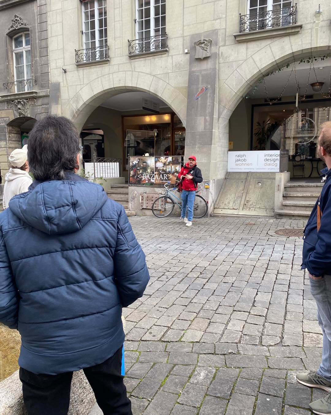 Teamausflug
Verganges Wochenende, stand unser Teamausflug auf dem Programm🙌🍻
Auf der eindrücklichen und spannenden „Schoggi-Schnäpsli-Tour“ erzählte uns Felix @chocobern_tours
so manche tolle Story über Schoggipioniere die ihr Wesen in und um Bern getrieben haben🍫!
Für uns ist nun klar die Schoggi-Hauptstadt muss Bern sein😉