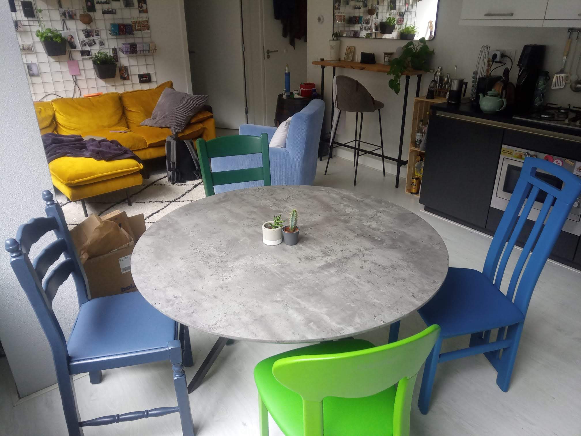 A LOVE STORY. Een dikke 3 jaar geleden werd Anna verliefd op @theupcyclecollection. En wij waren blij dat we vier gestoffeerde stoelen voor haar mochten maken. Toen ze eenmaal in haar kamer stonden stak ze niet onder stoelen of banken hoe blij ze was.... En nu denk je, ze leefden nog lang en gelukkig samen, maar daar gaat tòch verandering in komen door een nieuwe liefde. En omdat Anna met haar nieuwe liefde gaat samenwonen - en mensen natuurlijk voor meubels gaan - is er jammer genoeg geen plek meer voor de stoelen in haar leven... De vraag is nu of we iemand anders verliefd kunnen laten worden op deze prachtige stoelen! Ze zijn uit de Kleurfamilie Dobberen op het Meer, in prima conditie en tegen een redelijke prijs van haar te koop. Is er iemand of weet je iemand? Laat het ons dan weten, dan geven we het door aan Anna zonder Insta. Of laat het haar nieuwe liefde mét Insta @suusvooijs weten.
#TheUpcycleCollection #nieuwhuis #tekoop #verliefd #duurzaaminrichten #byLouiseCohen