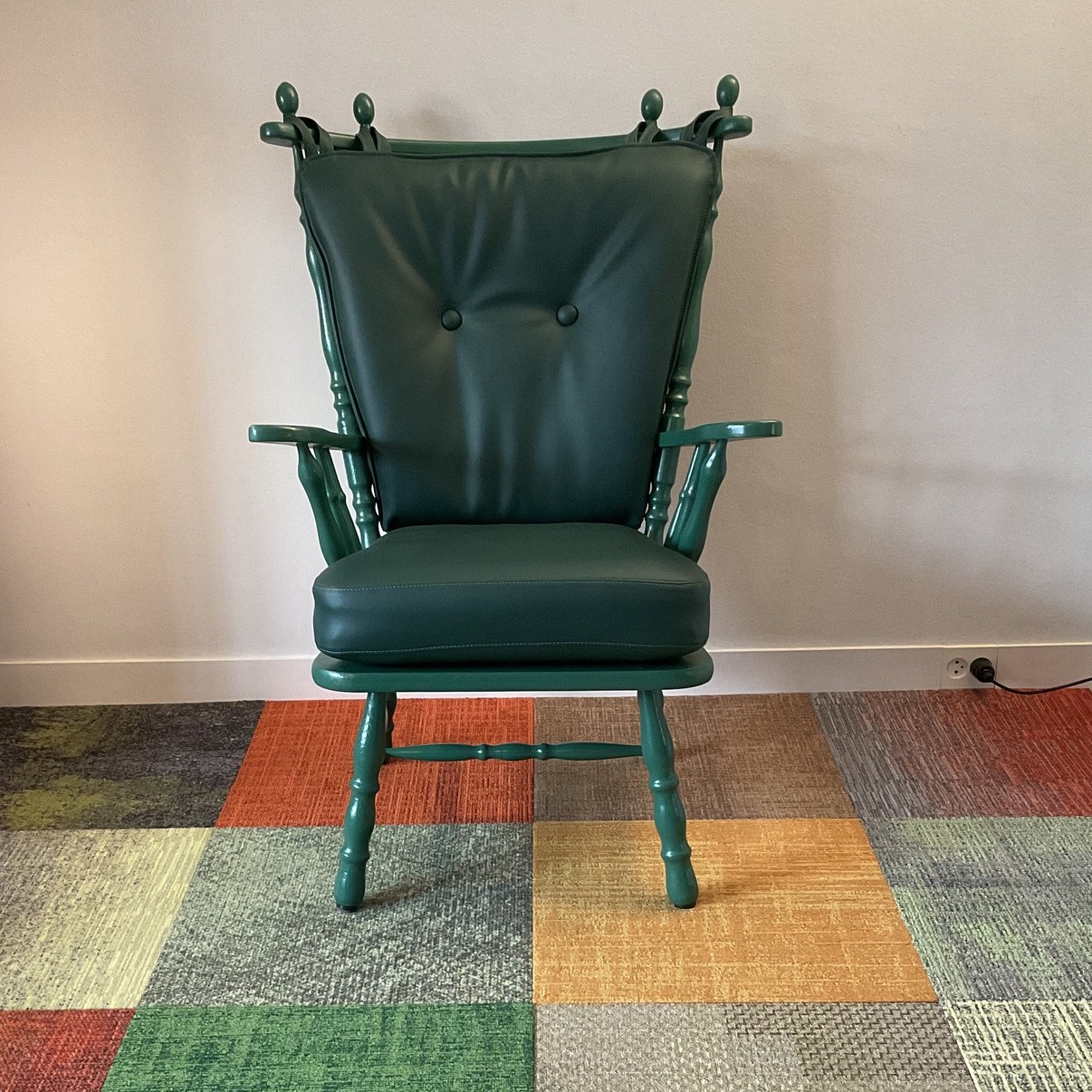 Nog even een reminder dat onze ontwerpster @louisecohen.nl vrijdag 13 december, zaterdag 14 december en zondag 15 december de unieke kans biedt om vrij in te lopen in haar atelier voor ADOPTEER EEN DESIGN OBJECT. Van 10.00 uur tot 17.00 uur en deze beauty is er ook bij! De laatste in zijn soort, want de bekleding is nog verder verduurzaamd. Voor een vrolijk makende prijs, samen met nog wat eetkamerstoelen. Reserveren kan! Stuur ons gewoon een DM en we geven het even door.
#TheUpcycleCollection #doingitdurable #duurzaaminterieur #opnieuw #bylouisecohen