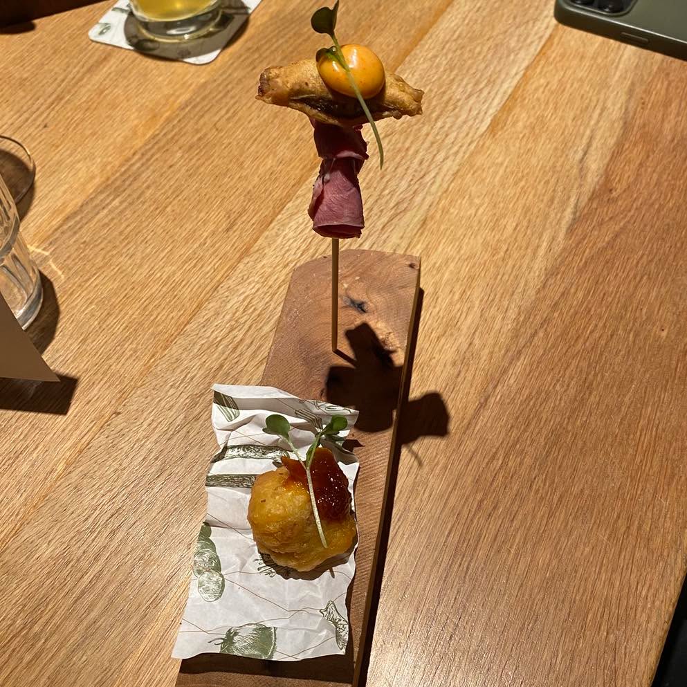 Metzgete vom Texas-Longhorn Rind
Ein voller Erfolg - zweimal Metzgete vom Texas Longhorn Rind vom @moosacker.ranch ,zweimal ein tolles Menü & passende Getränke🐃🍷!
Vielen Dank an alle die dabei waren & ein grosses Lob und Dankeschön an Sue & Jürg von der @moosacker.ranch 🤝!
Für alle die’s verpasst haben🫣 - die nächsten Metzegten stehen bereits vor der Tür😍
Freitag, 25.4 - Metzgete vom Geflügel (Poulet, Ente, Trute)
Freitag, 9.5 - Metzgete vom Lamm
Freitag, 23.5 - Metzgete vom Gitzi
Buech ize di Tisch!
#freibankbern
#wankdorfcity
#metzgete
#essenbern
#eatlocal
#drinklocal