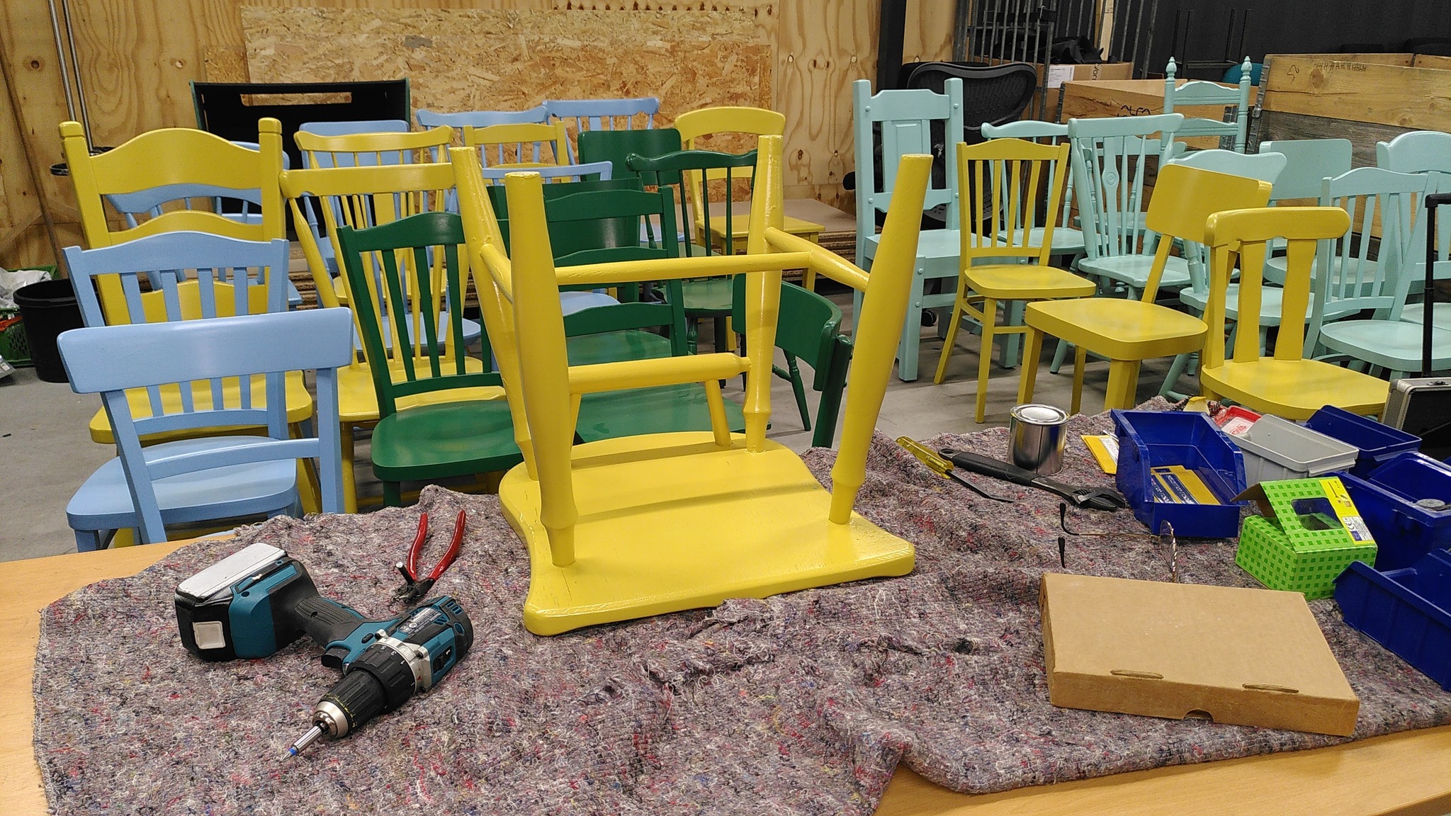 Deze eigenzinnige kleurencombinatie is bedacht door @vdesign_interieurstyling. De stoelen worden na het verfwerk eerst nog grondig nagekeken bij @opnieuwbv en van viltjes voorzien als dat nodig is. En dan gaan ze lekker ingepakt op transport. Wat vind jij van deze combi?
#TheUpcycleCollection #circulairinterieur #duurzaaminterieur #circulairinrichten #duurzaamdesign #sociaalverhaal #fromwastetowanted #opnieuw #hetgoed #mooiopmaat #byLouiseCohen