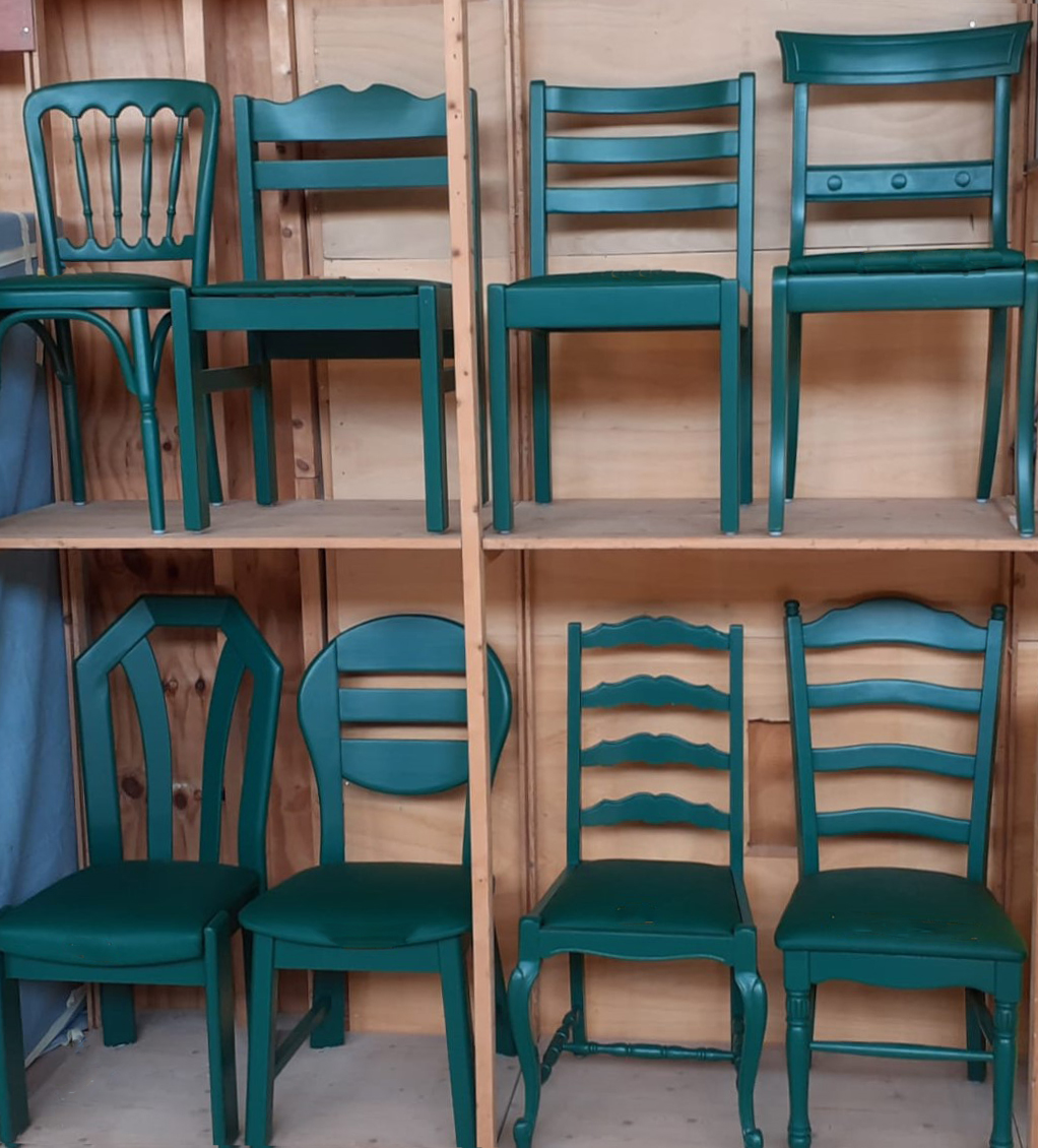Nee, dit worden ze niet. Dit is de enige serie stoelen in een uni kleur die we eerder voor het Swettehûs van de Provincie Friesland hebben gemaakt. De andere serie gaat, samen met allemaal andere groene dingen, naar WorkPlace Xperience in de van Nelle fabriek. De stoelen worden zoals gewoonlijk geproduceerd door @opnieuwbv van overschot wat anders afval wordt in 14 Kleurfamilies. En om in de sfeer te blijven zie je Leonel, deze kleur stoel, hier ook in onze groenige Kleurfamilie uitstapjes Lekker naar Buiten, Dobberen op het Meer en in de Jungle.
Wil je ook komen? Stuur ons dan een DM voor een vrijkaart. Die zijn aan de kassa € 95. Onze ontwerpster @louisecohen.nl is er zelf ook op 15 april van 12.00 uur tot 15.30 uur. Wie weet zie je haar daar dan!
#theupcyclecollection #duurzaaminrichten #werkomgeving #doingitdurable #byLouiseCohen