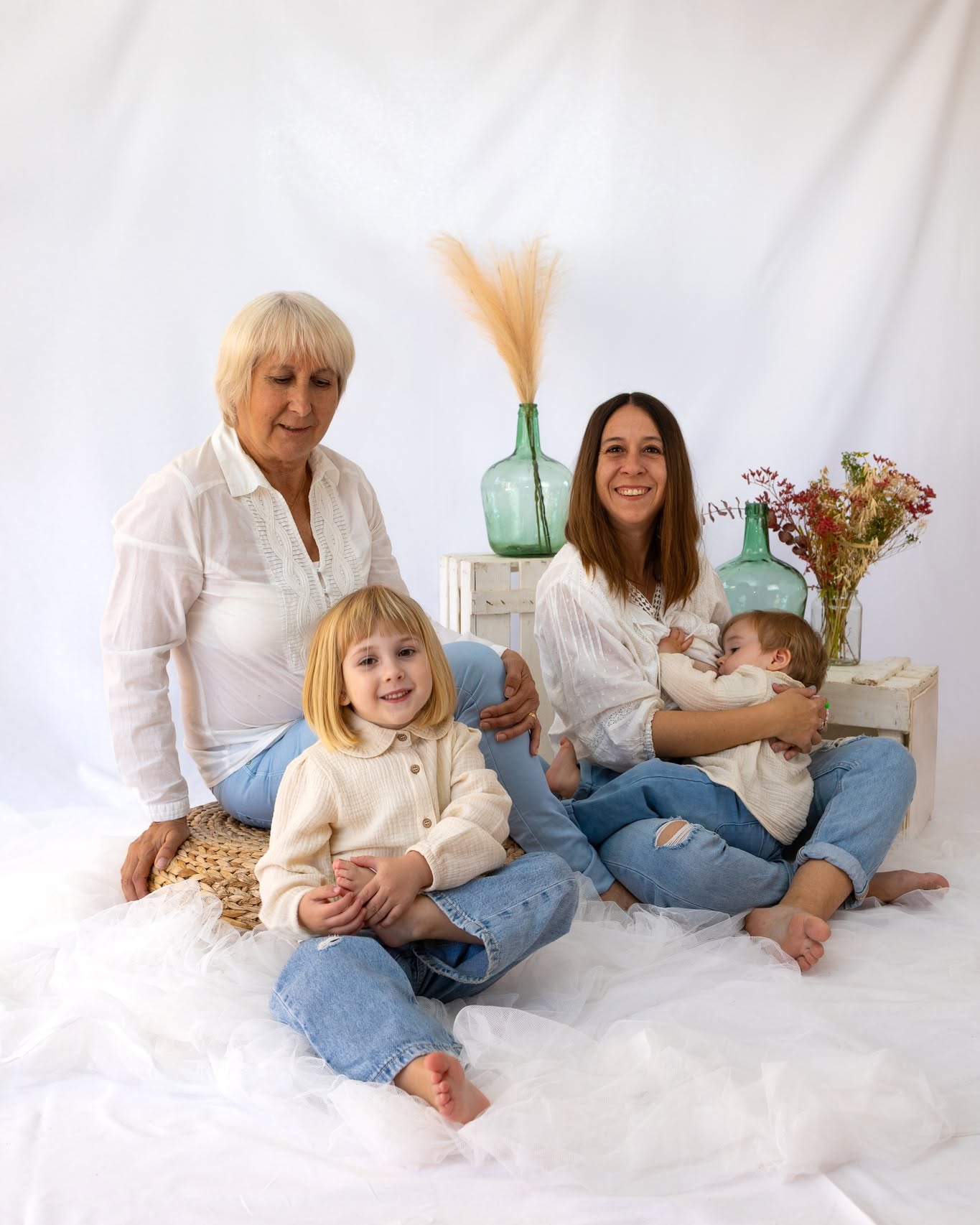 🌿 Tres generacions, una sola mirada.
A la sessió pel dia de la mare vaig capturar molt més que una imatge: vaig capturar un llinatge femení 🪷 L’àvia amb les mans suaus que han sostingut vides, la filla amb la força silenciosa de qui cria i cuida, i dues nenes que miren el món des d’uns ulls plens de puresa 💫
#generacions #doula #maternar #avies #mares #filles #llinatgefemeni #fotografia #diadelamare