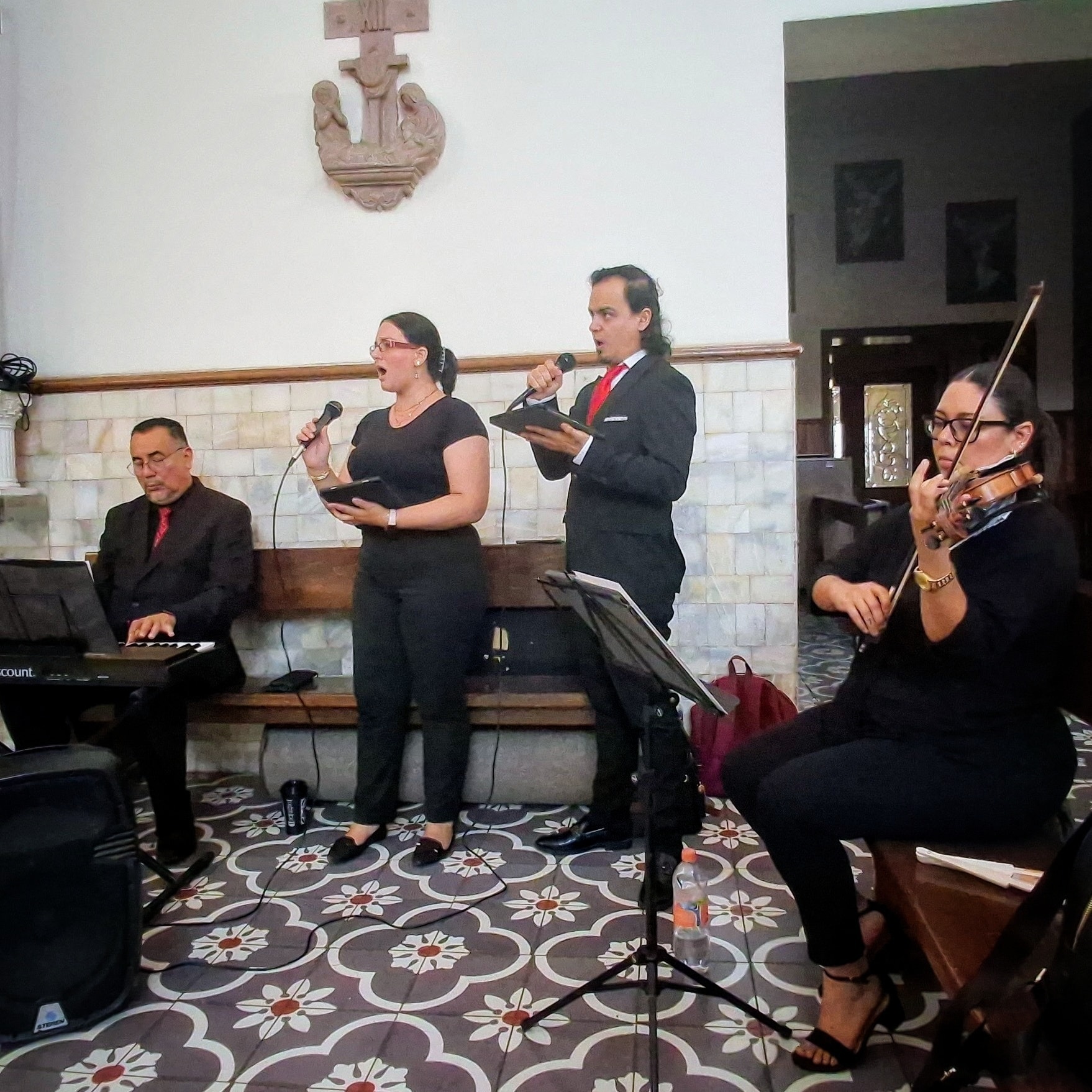 Cuando la elegancia se une a la sensibilidad musical, nace algo único.
🎻 Carnevalli es un ensamble formado por órgano, violín, soprano y tenor, especializado en música para ceremonias religiosas.
Cada interpretación está pensada para realzar el momento con profundidad, belleza y solemnidad.
Ideal para quienes buscan una experiencia musical que toque el alma y eleve el espíritu.
Disponible para bodas, primeras comuniones, aniversarios y celebraciones litúrgicas especiales.
✨ Vive la diferencia de una ceremonia con música viva y cuidadosamente interpretada.
#EnsambleCarnevalli #MúsicaParaCeremonias #MúsicaLitúrgica #EzequielMúsicaSagrada #ArteSacropresente #CantosConAlma