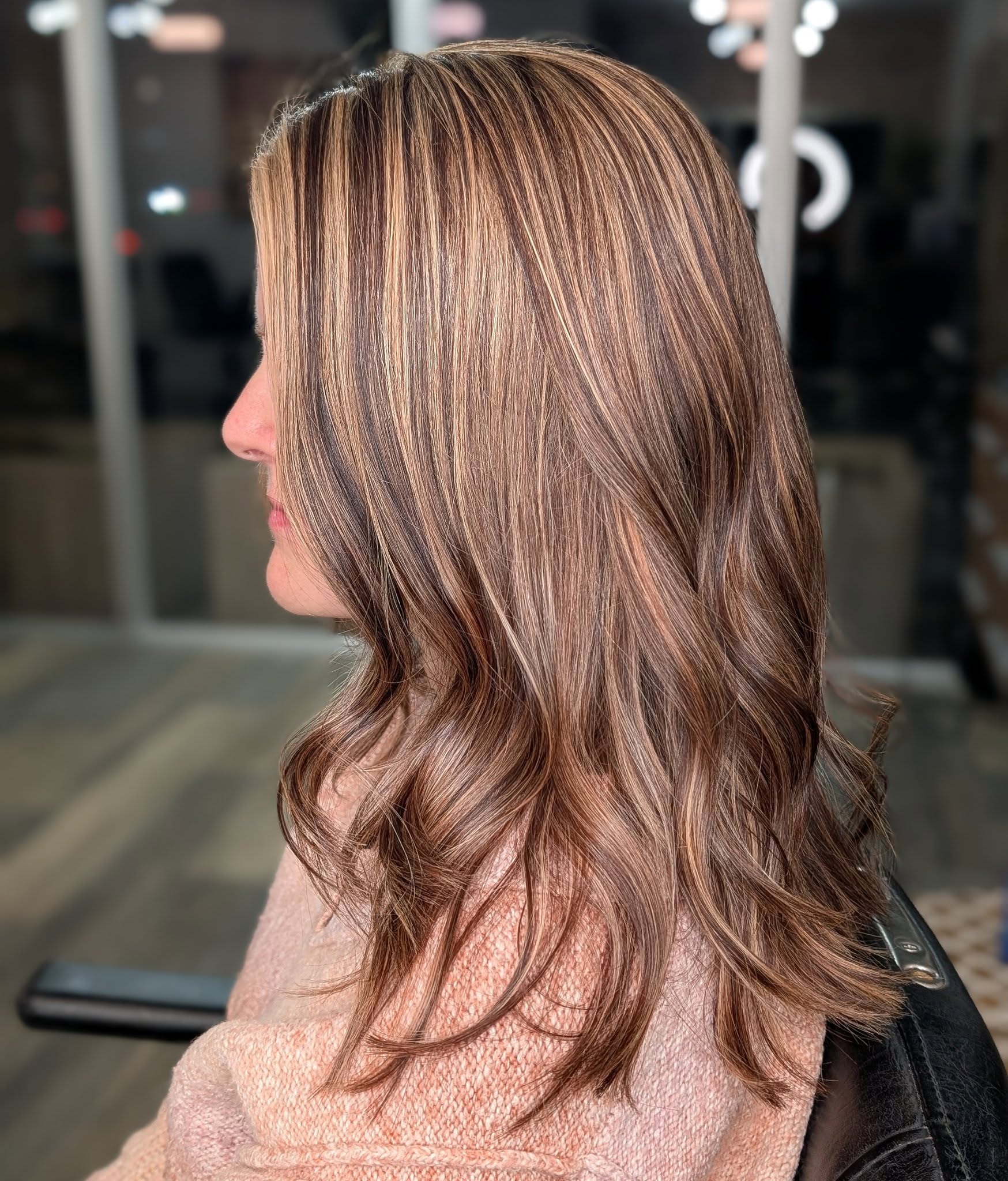 Always nice to see familiar faces back in the salon. Becky was ready for a warmer, brighter look 🪄—and we made it happen! A fresh style that’ll carry her through the holidays.❤️.
Ready for a refresh before the holidays ? Message us and we can chat about your options.
.#orlandossalon
#slcsalon
#fallhairtrends
#fallhairideas
#slchairstylist
#hair