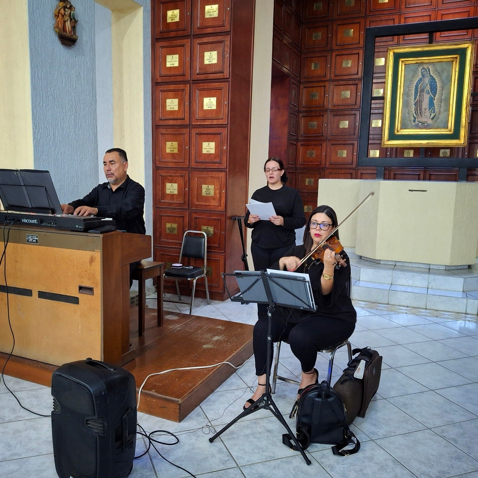 Entre los muros del majestuoso Templo de Nuestra Señora de las Victorias, la música se convirtió en oración. 🌿
Esta boda fue un instante de gracia donde cada nota honró la pureza del amor y la devoción a la Virgen.
Una historia especial: la novia nos encontró en el último momento, y con alegría pudimos acompañar su ceremonia. Su emoción al escuchar los cantos marianos nos recordó que no hay encuentro casual cuando la música es guiada por la fe. ✨
#EzequielMúsicaSagrada #BodaCatólica #MúsicaSacra #CeremoniaReligiosa #TemploNuestraSeñoradeAltamira #MúsicaParaLaVirgen #BodasConFe #MúsicaEnVivo #EzequielCoro #BodaConEncanto