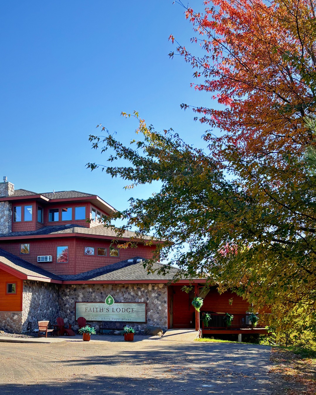 Fall is a beautiful and meaningful season at Faith’s Lodge. This weekend, we welcome families for a Child Loss Retreat—a time for rest, reflection, and healing surrounded by nature’s quiet comfort. 🍂💛 #FaithsLodge #grievingparent #childlossretreat #bereavedfather #privatestay #ChildLossFoundation