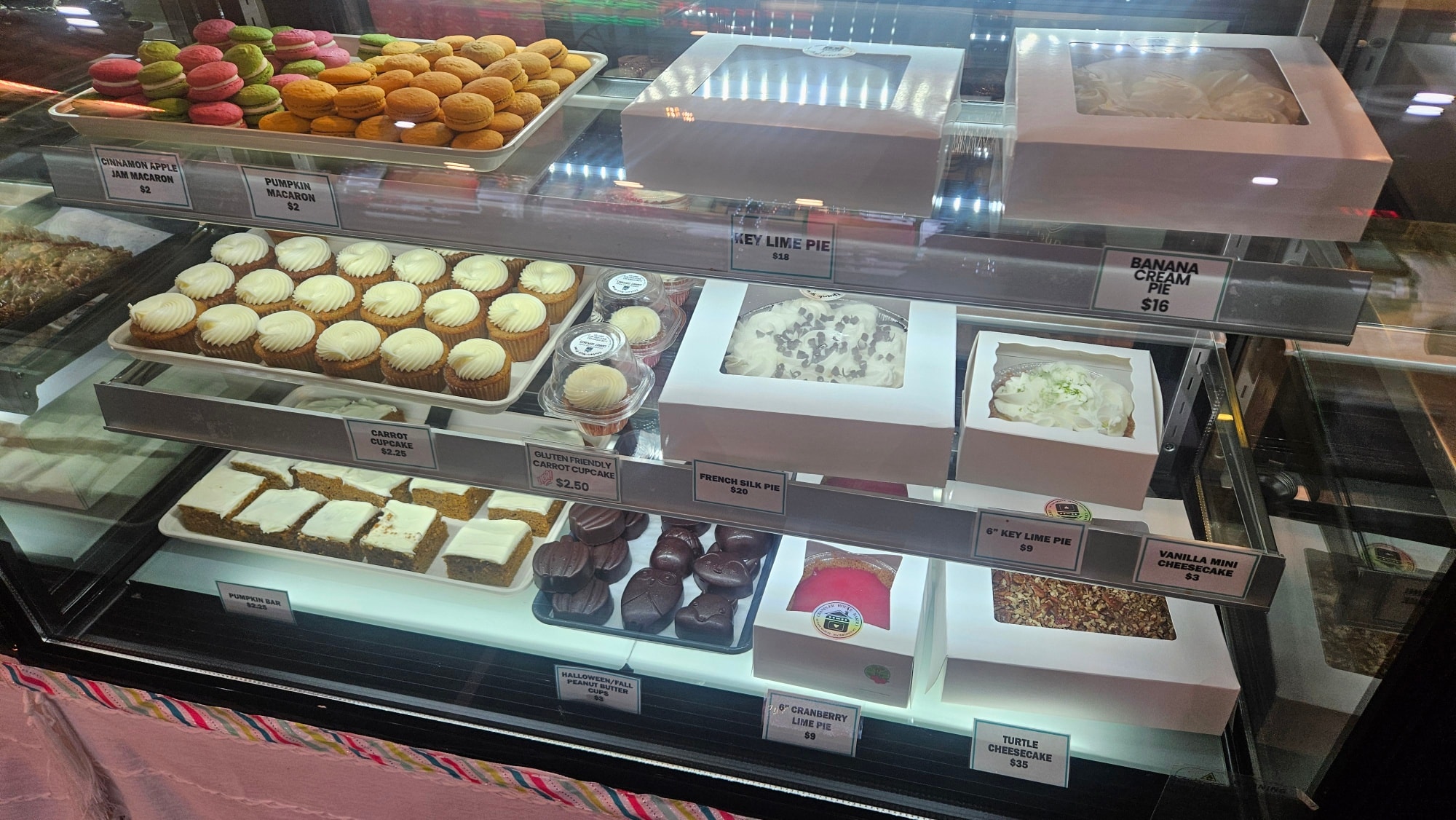 We're totally FILLing the pie vibes today! That's right, it's Thanksgiving order pick up day! We're here until 3pm today and we can't wait to see you! 🦃 The cases are stocked with any extras we were able to make but they won't last long so come early for more options!
It's a blustery snowy day so stay warm and drive safe. See you soon! 😊