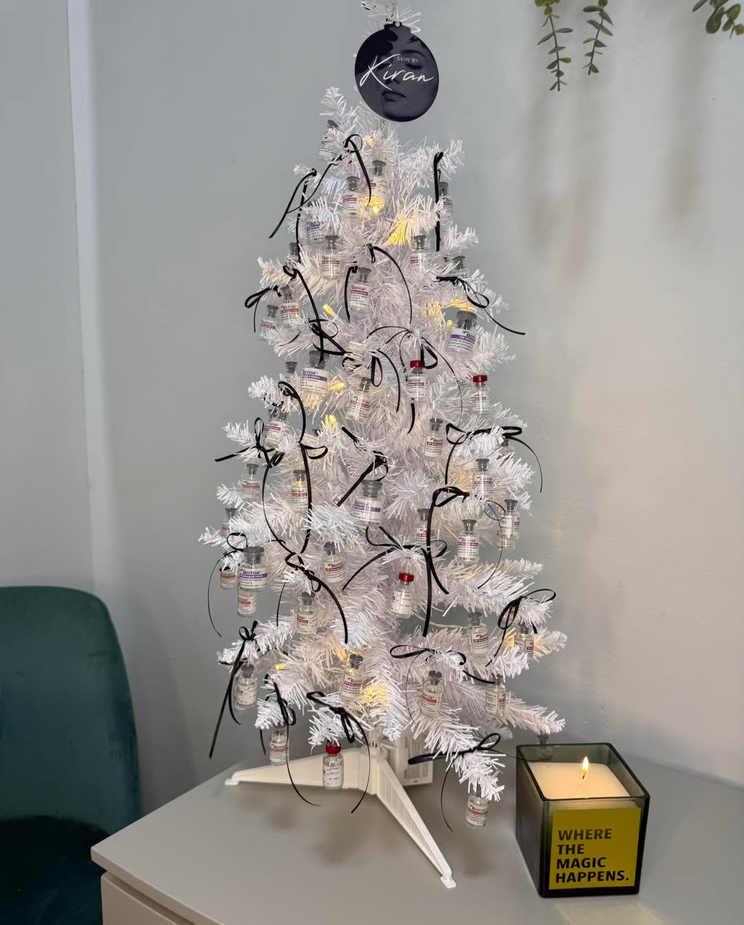 Letโs call it a Tox Tree ๐๐
Recycling my empty vials into Christmas dรฉcor becauseโฆ why not? ๐โจ
Itโs officially festive season at SKIN BY Kiran, and this is your reminder that glowing skin > any Christmas present under the tree!
Black Friday offers & gift vouchers available all month ๐โจ
Book your consultation now on Booksy.