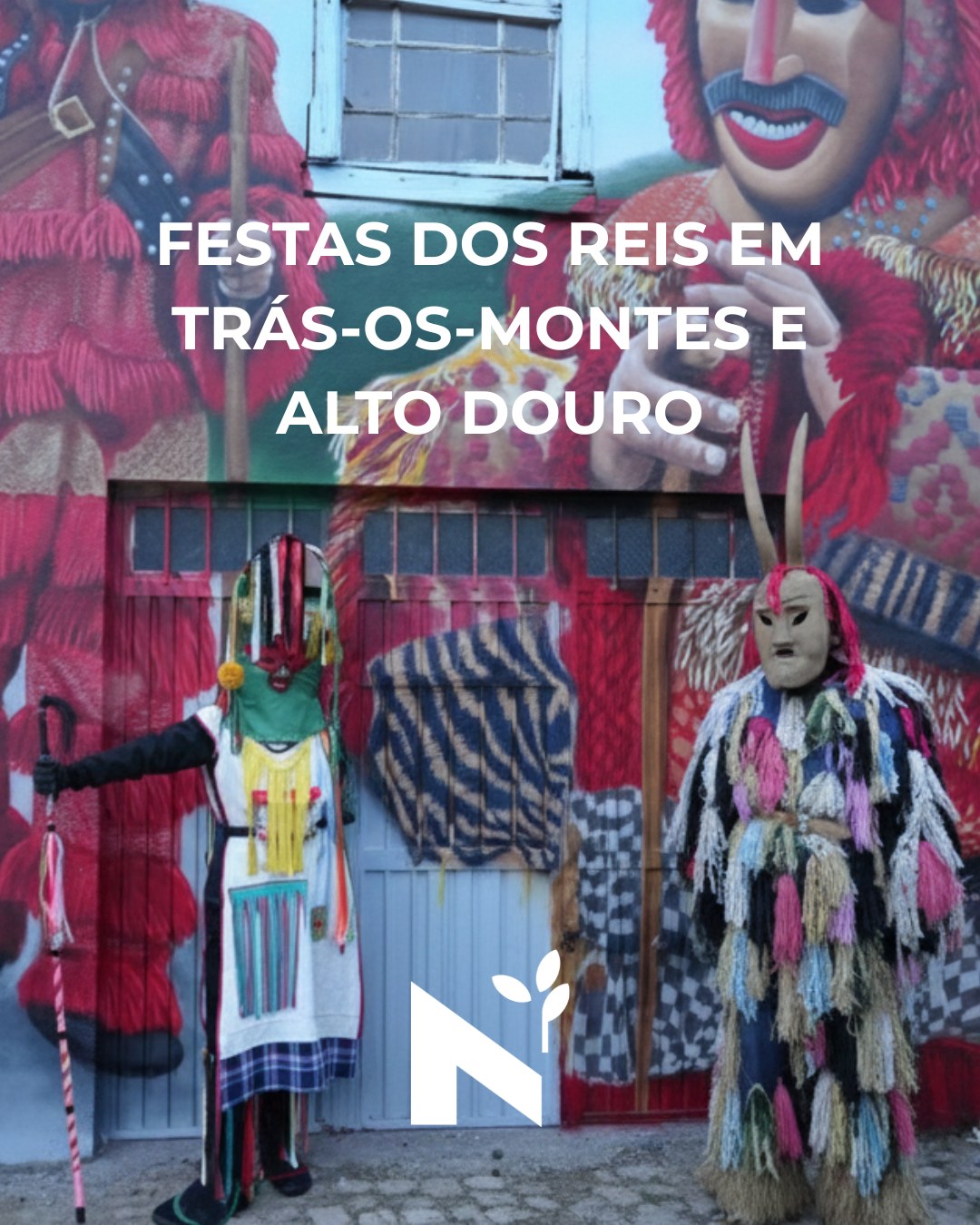 Quando chega o dia 6 de janeiro, as aldeias transmontanas preparam-se para o último grande momento da quadra: o Dia de Reis. É o culminar de 12 dias de celebrações onde o sagrado e o profano se entrelaçam numa das manifestações culturais mais autênticas de Portugal.
🎶 Do Cantar dos Reis que ressoa de porta em porta
👑 À tradição única de Vale de Salgueiro com o seu Rei coroado
🎭 Aos caretos de Salsas que percorrem as ruas em caos controlado
🔥 Até à queima do Ano Velho num careto gigante de 7 metros
Estas tradições são memória viva, identidade coletiva e ligação ancestral à terra. São rituais que fundem cristianismo com paganismo celta, que celebram a comunidade e honram os antepassados.
À mesa, não falta o azeite novo — recém-extraído dos lagares transmontanos — para molhar no pão quente, fritar as filhós e regar os enchidos. É o fio de ouro que perpassa toda a gastronomia desta época, símbolo de prosperidade e continuidade.
✨ Porque há tradições que resistem ao tempo e merecem ser vividas, celebradas e transmitidas.
📖 Lê o artigo completo no nosso blog
#festadosreis #cantardosreis #caretostransmontanos #trásosmontes #altodouro #tradiçõesportuguesas #patrimónioimaterial #culturaviva #azeiteanorte #azeite #turismorural #olivoturismo #Bragança #portugalautêntico #tradicionesancestrales #patrimóniocultural #festasdeinverno #caretos #olivicultura #oliveoil #festasdosrapazes #visitportugal #aldeiasdeportugal #invernonorte #culturatransmontana #portugalnorth #portugaltravel #culturalheritage #winterfestivals #europeanwinter