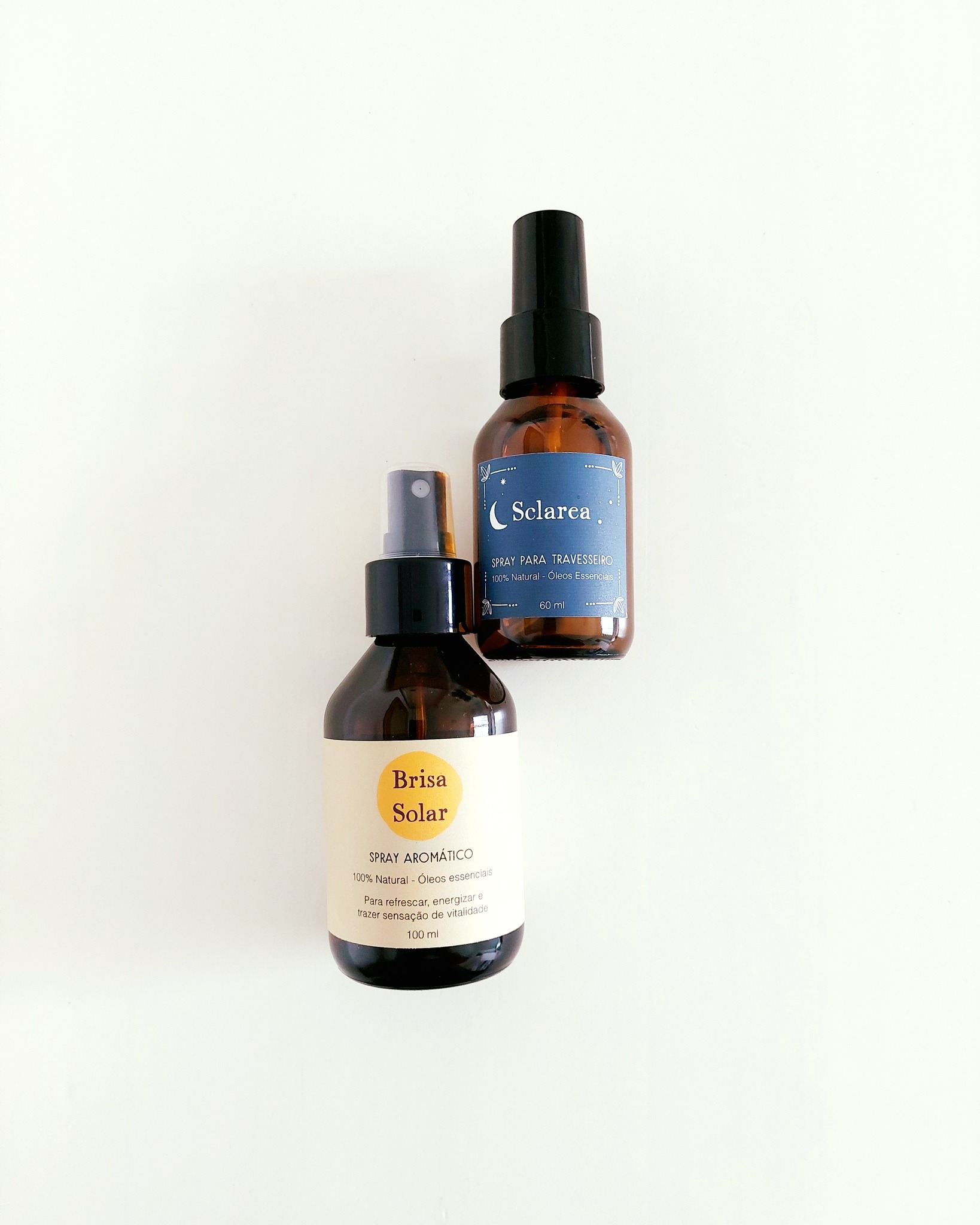 Uma dúvida comum por aqui:
Qual a diferença entre os sprays Brisa Solar e Sclarea.
☀️ Brisa Solar
Spray aromático para o ambiente.
Leve, fresco e claro.
Pensado para acompanhar o dia
e trazer sensação de ar limpo e espaço em movimento.
🌙 Sclarea
Spray aromático para travesseiro.
Mais confortável e envolvente.
Criado para o fim do dia,
quando o corpo pede pausa
e o ambiente pede silêncio.
Cada aroma nasce com uma intenção ✨