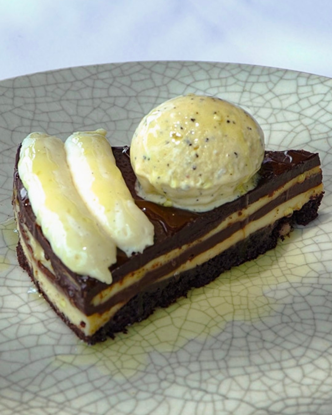 Lo mejor siempre llega al final.
Nuestra tarta de chocolate con tofu y aceite de oliva, acompañada de helado de maracuyá, combina sabores y texturas en una propuesta que transforma el final de la experiencia.
Un especial que debes disfrutar antes de que termine mayo.
Reservaciones: 55 1844 4031
📍Av. de la República 157, Piso 7
Disponible del 6 al 31 de mayo
#RestaurantesCDMX #PlanEnLaCiudad #ArangoCDMX #AltaCocinaMexicana #RooftopCDMX