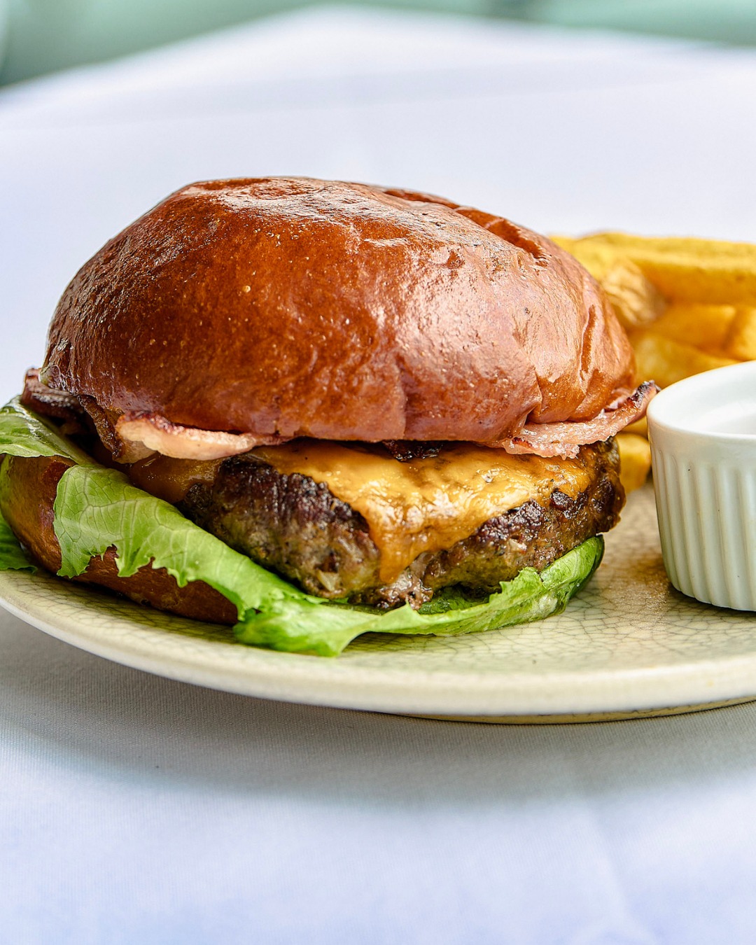 Hay platillos hechos para cada ocasión.
Nuestra hamburguesa de res con queso cheddar, tocino y papas a la francesa, es una clásica para disfrutar en esta temporada futbolera.
Disponible únicamente durante las transmisiones en Arango.
Reservaciones: 55 1844 4031 -
📍 Av. de la República 157, Piso 7
#RestaurantesCDMX #PlanEnLaCiudad #ArangoCDMX #AltaCocinaMexicana #RooftopCDMX