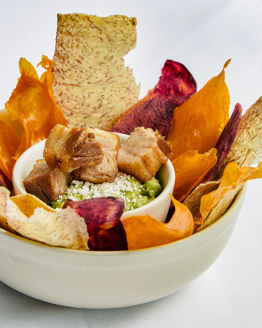 Tomamos una de las salsas más representativas de México y le añadimos nuevos contrastes de sabor y textura.
Nuestro guacamole con chicharrón de pork belly y chips de vegetales es la entrada ideal para comenzar y compartir.
#RestaurantesCDMX #PlanEnLaCiudad #ArangoCDMX #AltaCocinaMexicana #RooftopCDMX