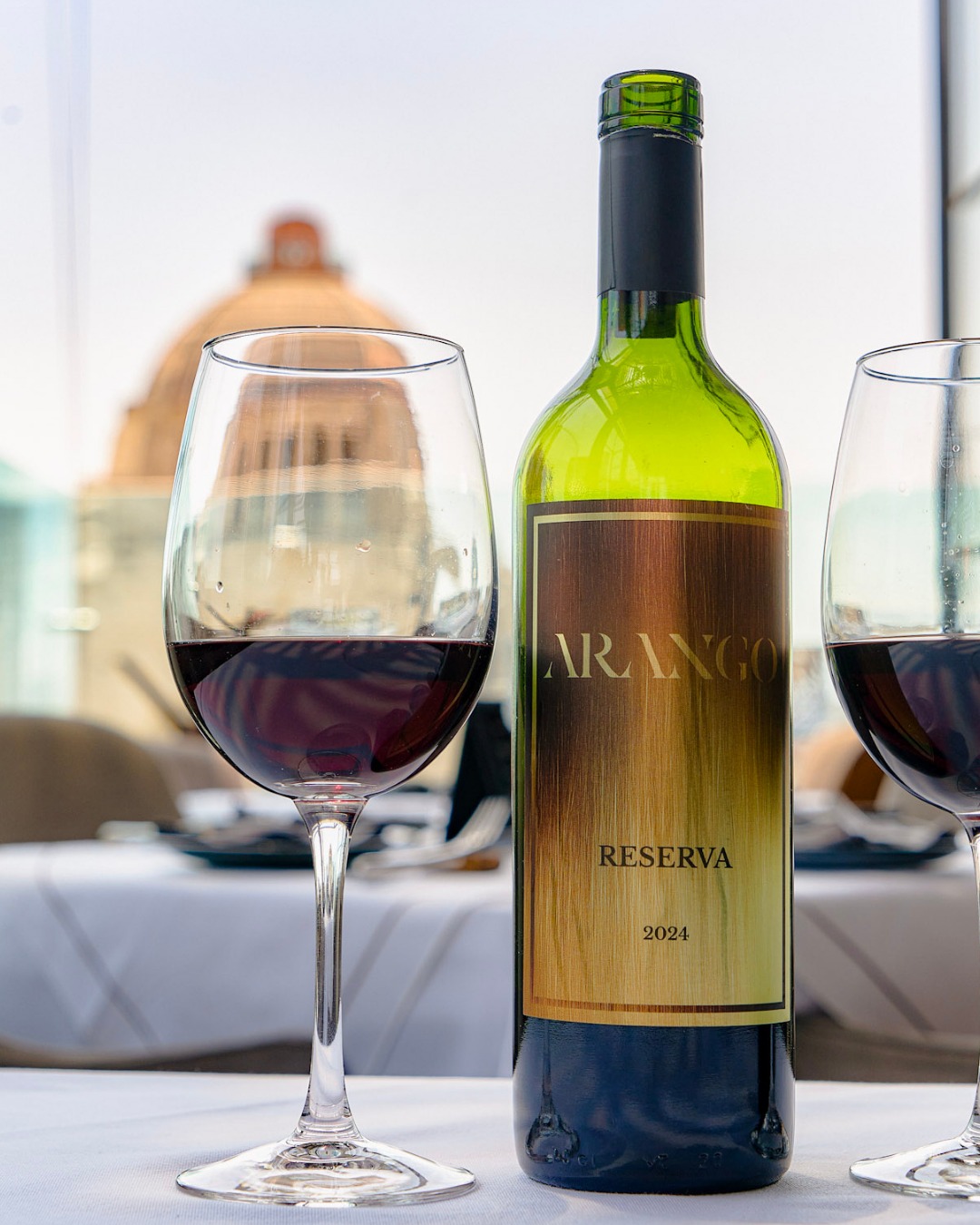 Algunas etiquetas cuentan una historia.
Nuestro vino Reserva Arango, con 12 meses de barrica y una mezcla de Cabernet Sauvignon y Syrah, fue creado para acompañar la propuesta gastronómica de la casa y disfrutar cada momento alrededor de la mesa.
#RestaurantesCDMX #PlanEnLaCiudad #ArangoCDMX #AltaCocinaMexicana #RooftopCDMX