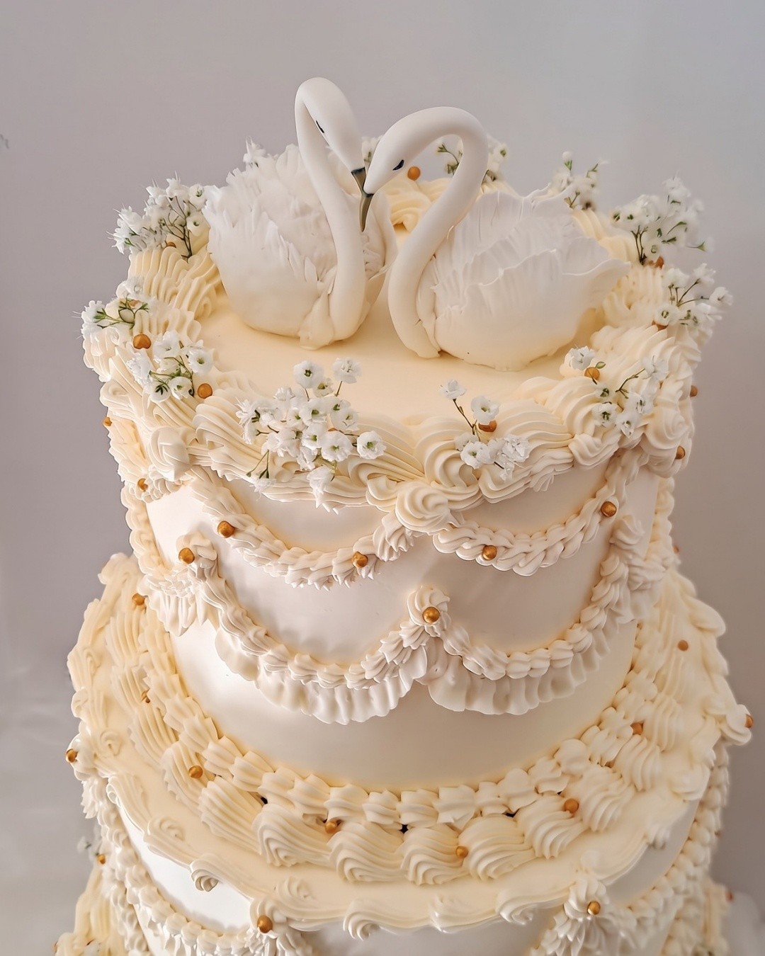 A little vintage romance 🤍✨
Layers of intricate Lambeth piping, soft ivory tones, delicate florals and touches of gold — finished with the sweetest pair of swans. 🦢🤍🦢
I loved bringing all of these tiny details together for such an elegant, romantic wedding cake.
Congratulations to the beautiful couple! 🤍
#IcedCakeBoutique #TorontoWeddingCake #TorontoWeddingCakes #TorontoCakeDesigner #TorontoWeddingBaker #TorontoWeddings #GTAWeddingCake #WeddingCakeInspiration #LambethCake #LambethWeddingCake #VintageWeddingCake #VintageCake