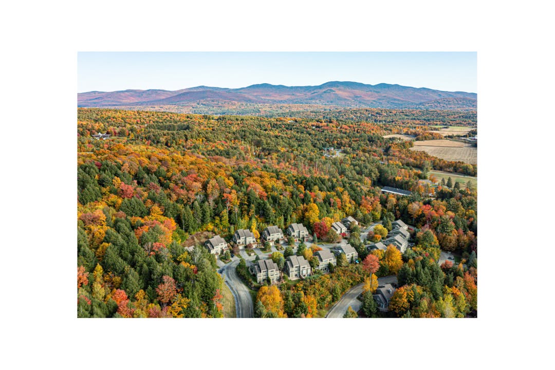 Dreaming of these colors as we start to get into spring! .
.
.
.
.
.
.
#djimavicpro #stowevt #stowe #drones #aerialphotography #vermontaerial #femaledronepilot #vermontdronepilot #dronephoto #vermontaerial #vermont #vermontfromabove #owlsirisphoto #spacialharmonyphoto #topnotchresort