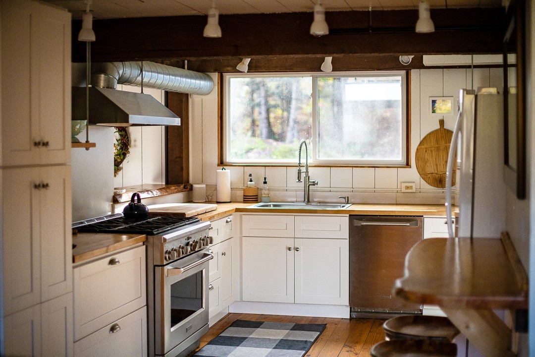 Love these camp kitchen vibes || Throwback to Camp Poe.
.
.
.
.
.
#wanderlust #vacationrentals #vacationrentalhomes #airbnb #vermontliving #vermontmade #vermonting #newengland #travel #airbnbsuperhost #vermontrentalphotographer #vermont #spacialharmonyphoto