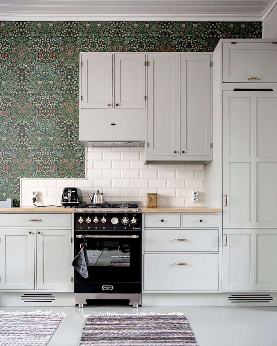 Hei puukeittiöiden ystävät! Puuhuone Nurminen löytyy nyt myös instasta. Ottakaahan seurantaan! ❤️
Mahtavaa aloittaa homma tällä upealla ja kodikkaalla shaker-tyylisellä keittiöllä, joka löytyy Helsingistä. 💎
A nordic shaker kitchen in beautiful Helsinki apartment. ⠀
.
.
#keittiö #keittiöinspiraatio #puukeittiö #puuhuonenurminen #kök #köksinspiration #kitcheninspo #nordicdesign #scandinavianliving #kitchen #kitchendesign #shakerdesign #nordichome #scandinavianhome #shakerkitchen #interiordesign #kitchenstyle #interiors