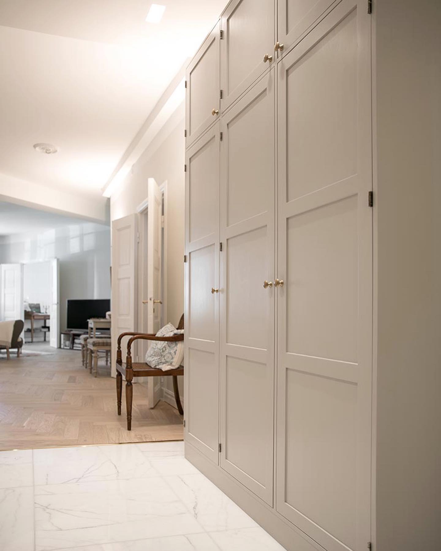 Moneen kohteeseen toteutamme keittiön lisäksi tyyliin sopivat eteiskaapit sekä kylpyhuoneen tai makuuhuoneen kiintokalusteet. Kuten tähän Helsingin arvoasuntoon, johon sisustusarkkitehti suunnitteli toimivan ja upean kokonaisuuden 💎
.
#puukalusteet #eteiskaapit #puukaapit #puukeittiö #puuhuonenurminen #scandinavianliving #kitchen #kitchendesign #shakerdesign #nordichome #scandinavianhome #shakerkitchen #interiordesign #kitchenstyle #interiors