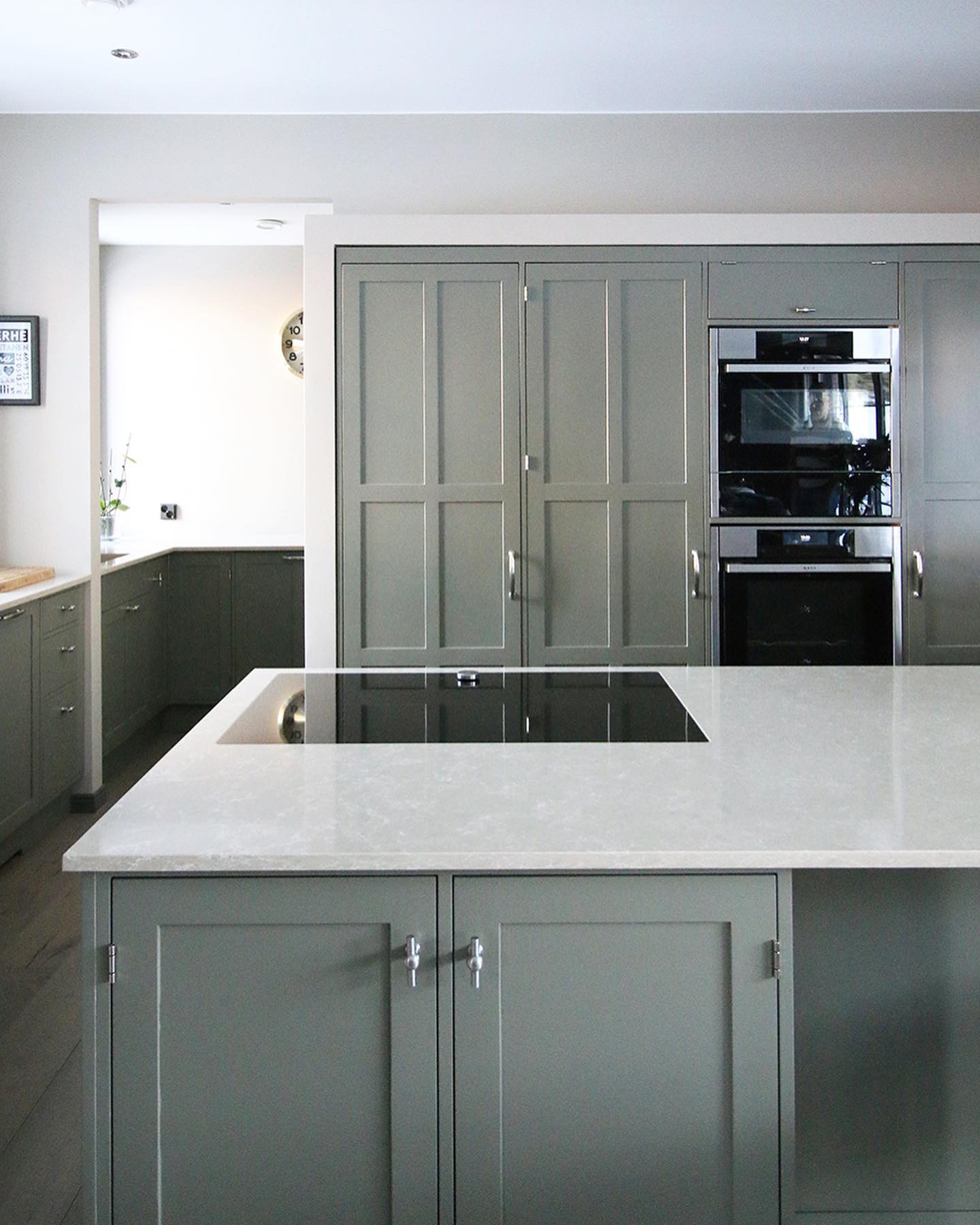 Tästä upeasta shaker-tyylisestä keittiöstä ei puutu mitään! 😍 Kauniissa ja harmonisessa keittiössä on integroidut kodinkoneet, kaksi uunia, kaksi astianpesukonetta, kaksi lavuaaria ja seinän takana kätevä apukeittiö. Kokonaisuuden kruunaa upeat kvartsitasot 💎❤️
#keittiö #keittiöinspiraatio #puukeittiö #puuhuonenurminen #kök #köksinspiration #kitcheninspo #nordicdesign #scandinavianliving #kitchen #kitchendesign #shakerdesign #nordichome #scandinavianhome #shakerkitchen #interiordesign #kitchenstyle #interiors