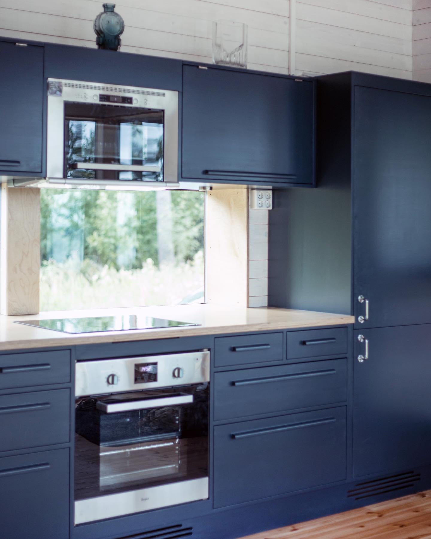Hei, hyvää tätä vuotta ja mahtavaa maanantai-aamua! Tämä syvän sininen mökkikeittiö vie ajatukset jo kesään.☀️💚
.
#puuhuonenurminen #puukeittiö #woodenkitchen #kitcheninspiration #bluekitchen #woodenkabinet #puukaapit #puuseppä #puusepäntekemä