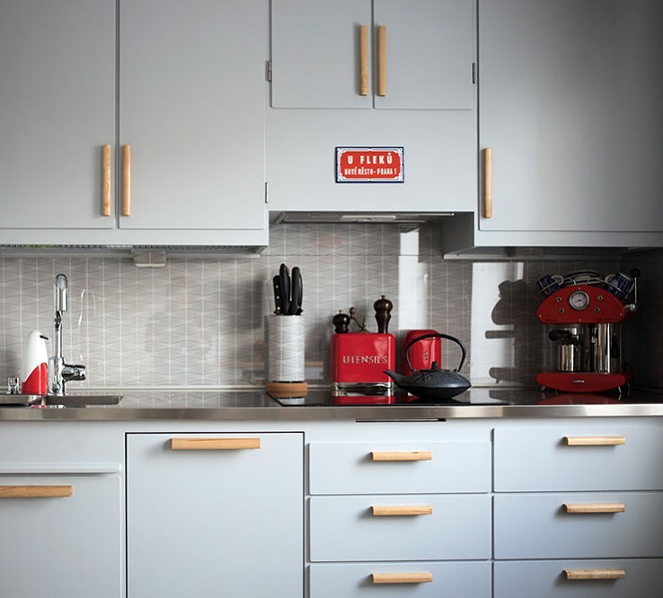 Punaiset yksityiskohdat kruunaavat tämän 50-luvun tyylisen puukeittiön👌🏻❤️😍
.
Love the red details in this wooden 50’s kitchen.
.
#keittiö #keittiöinspiraatio #puukeittiö #puuhuonenurminen #kök #köksinspiration #kitcheninspo #nordicdesign #scandinavianliving #kitchen #kitchendesign #shakerdesign #nordichome #kitchenrenovation #shakerkitchen #interiordesign #kitchenstyle #interiors #50skitchen #oldstylekitchen #kitchenwithlove
