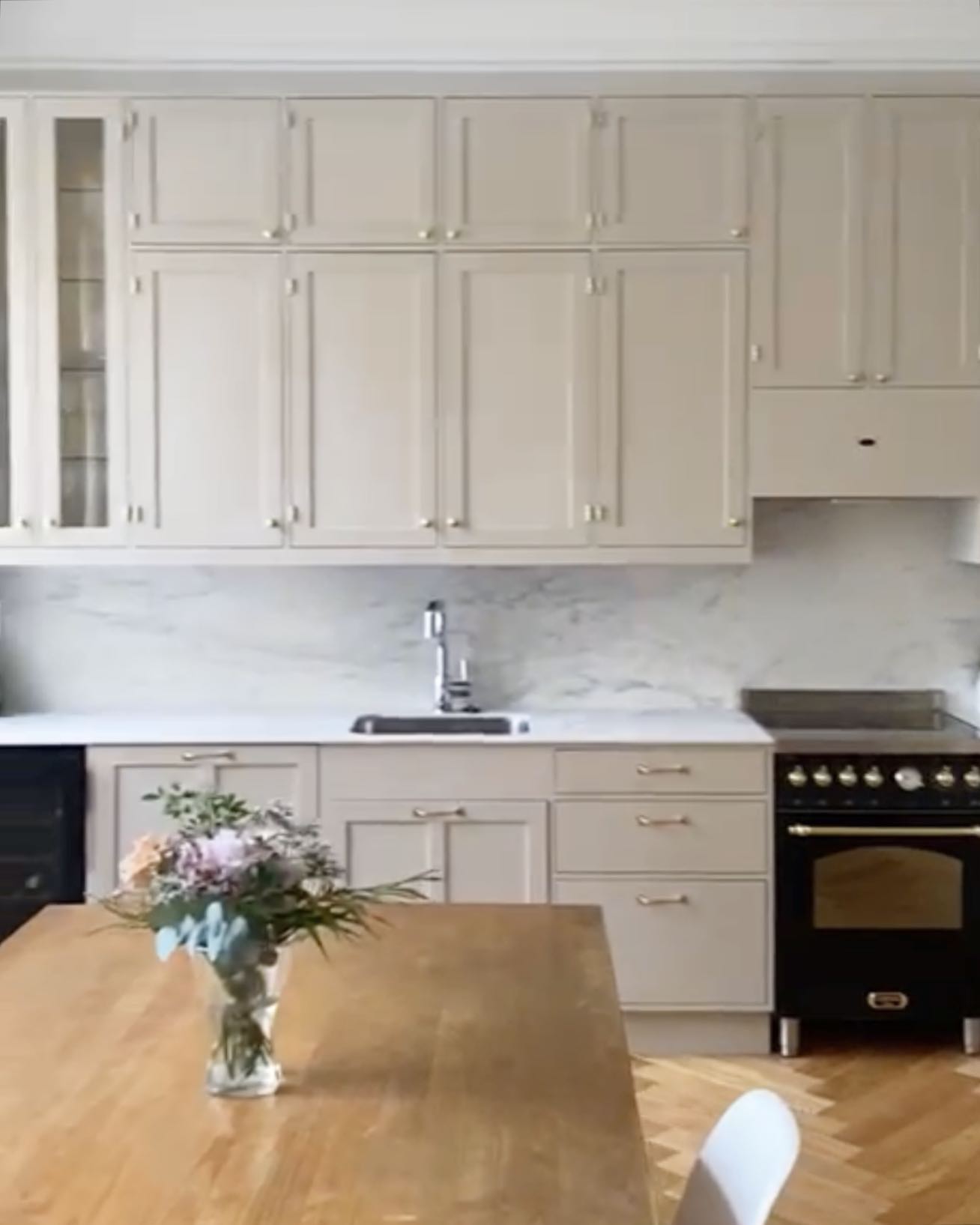 Hieno kokonaisuus Katajanokalla 👌🏻
#puuhuonenurminen #puukeittiö #classickitchen #woodkitchen #kök #kitchen #shakerkitchen