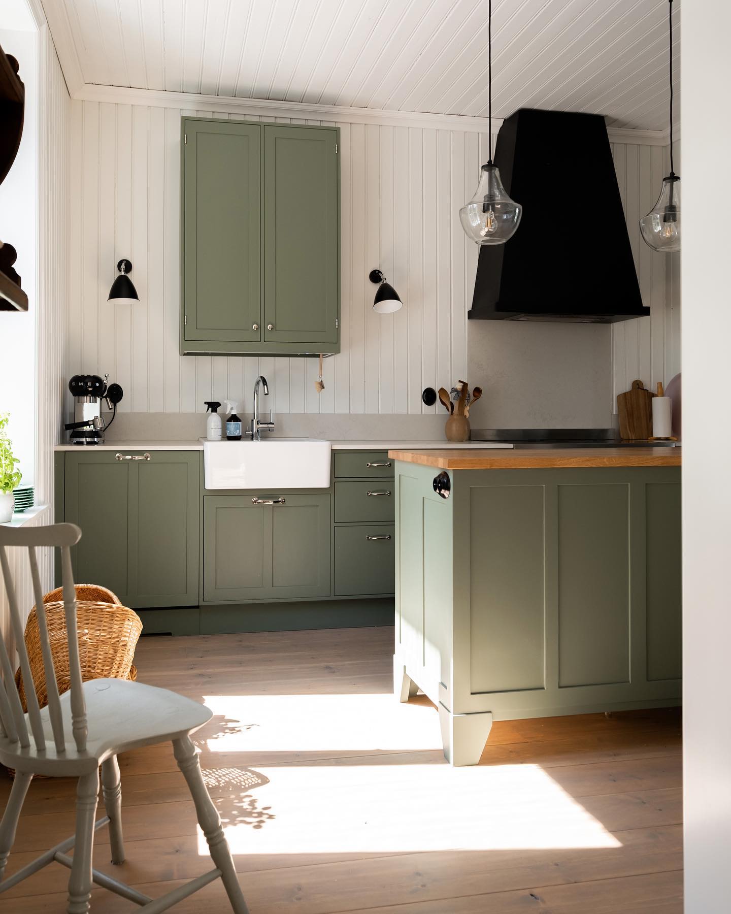 Tässä tunnelmallisessa huvilassa on kaunis vihreä keittiö ja ikuinen kesä 💛💚💛
#puuhuonenurminen #puukeittiö #woodenkitchen #kitchendesign #nordichome #nordiskakök #scandinavianhome #scandikitchen #summerhouse