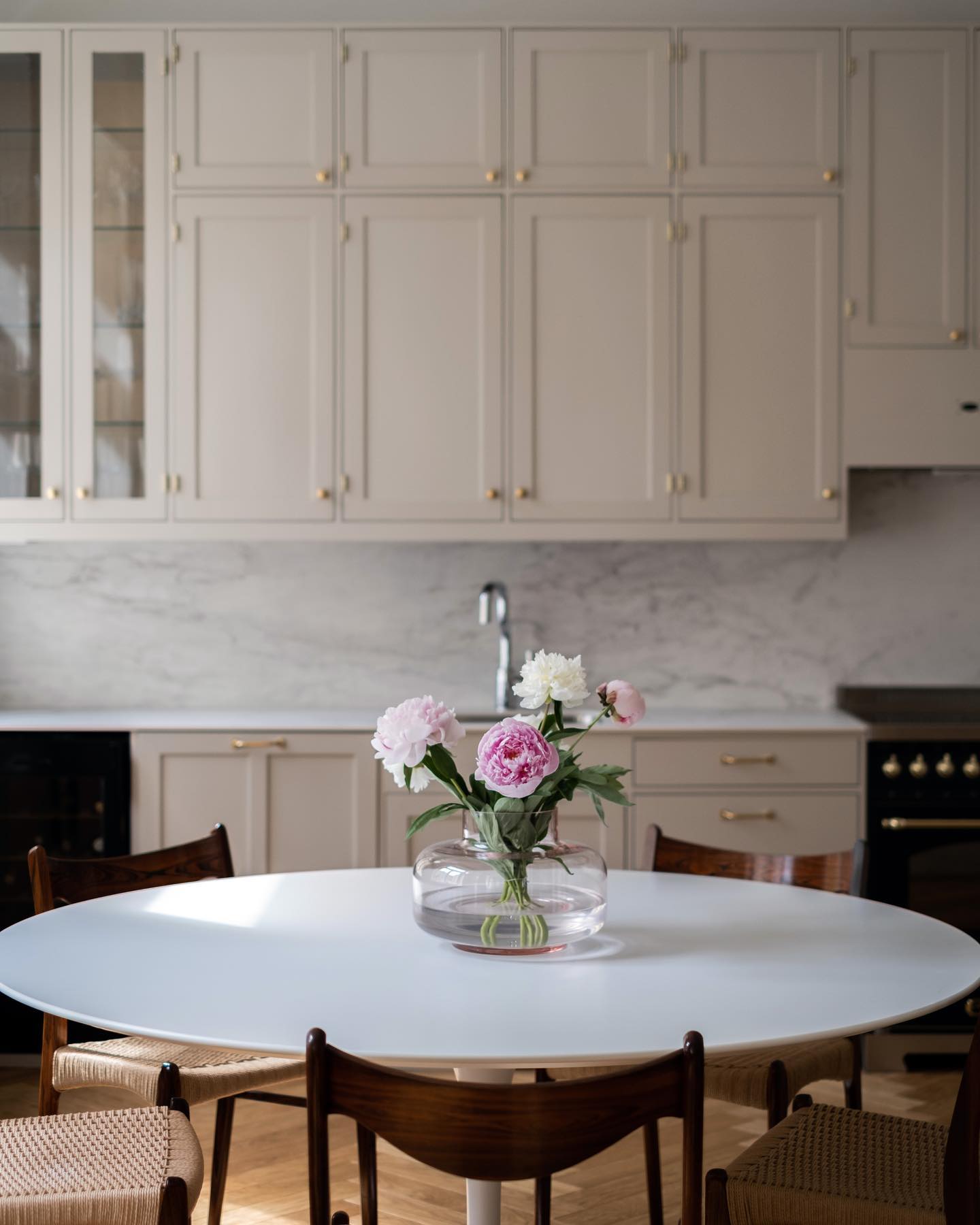 Tunnelmia Katajanokalta 🧡💚
#puuhuonenurminen
#puukeittiö #keittiö
#kök #köksinspiration #kitcheninspiration #nordicliving #scandinavianliving #kitchen #kitchendesign #classickitchen #nordicdesign #scandinavianhome #shakerkitchen #interiordesign #kitchenstyle #interiors #lantkök #interiordecor