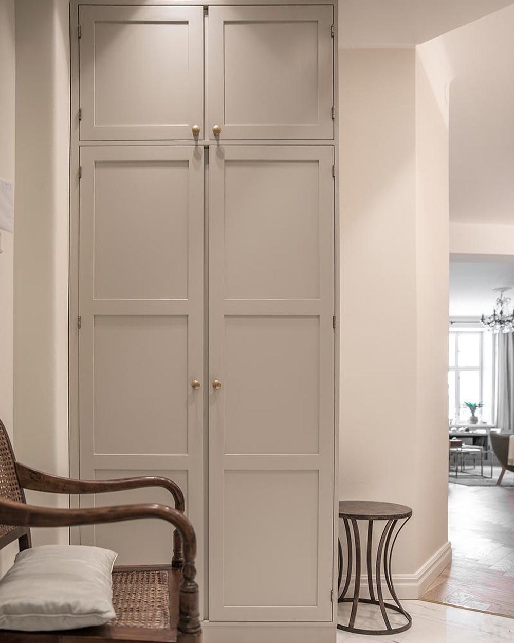 Puuhuoneen kalusteet yltävät lattiasta kattoon millilleen - jos niin halutaan ☺️
#mittatilauskeittiö #millilleen #puuhuone #eteiskalusteet #täyspuisetkalusteet #puisetkaapit #woodencabinets #puuhuonenurminen #shakercabinets