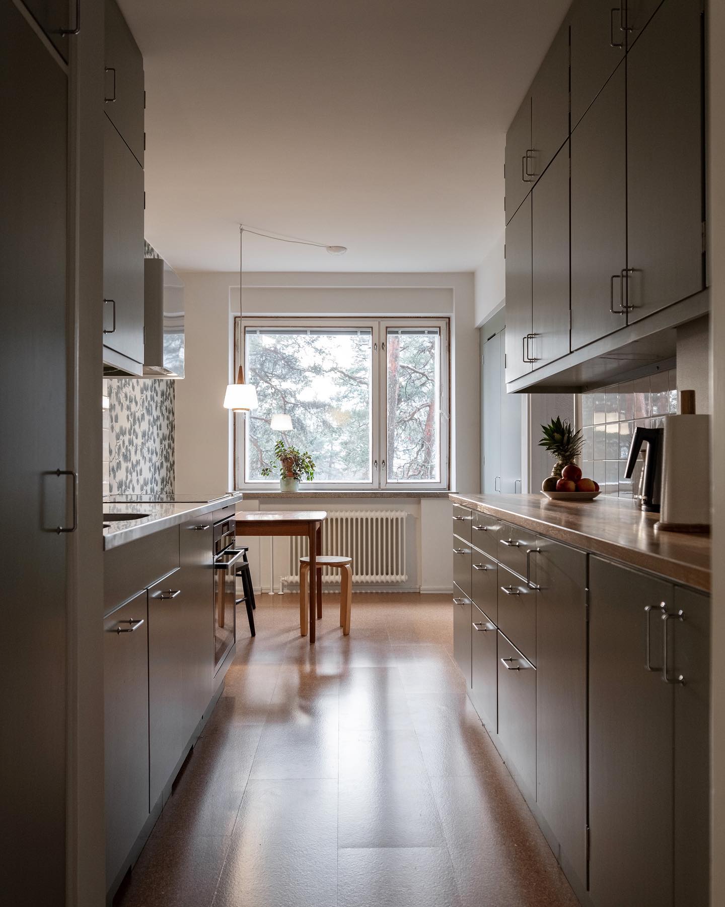 Kaunista, yksinkertaista ja tyylikästä 50-luvun henkeä. 💚 Kolahtaako 50-luvun tyyli sulle?
.
#50skitchen #woodkitchen #puuhuonenurminen #kitcheninspo #nordicdesign #scandinaviandesign #kitchen #skandinaviskahem #minimalist #nordichome #scandinavianhome #interiordesign #interiors #köksinspo #interiör #kitchens #homeinspiration