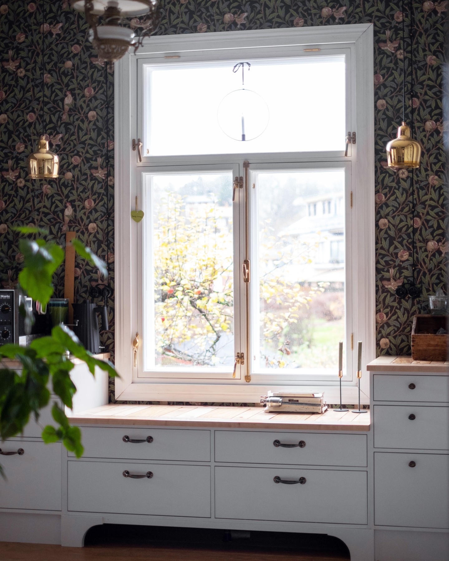 Tämän hienon shaker-keittiön messinkiset yksityiskohdat ovat kyllä piste I:n päälle! 👍🏻😍