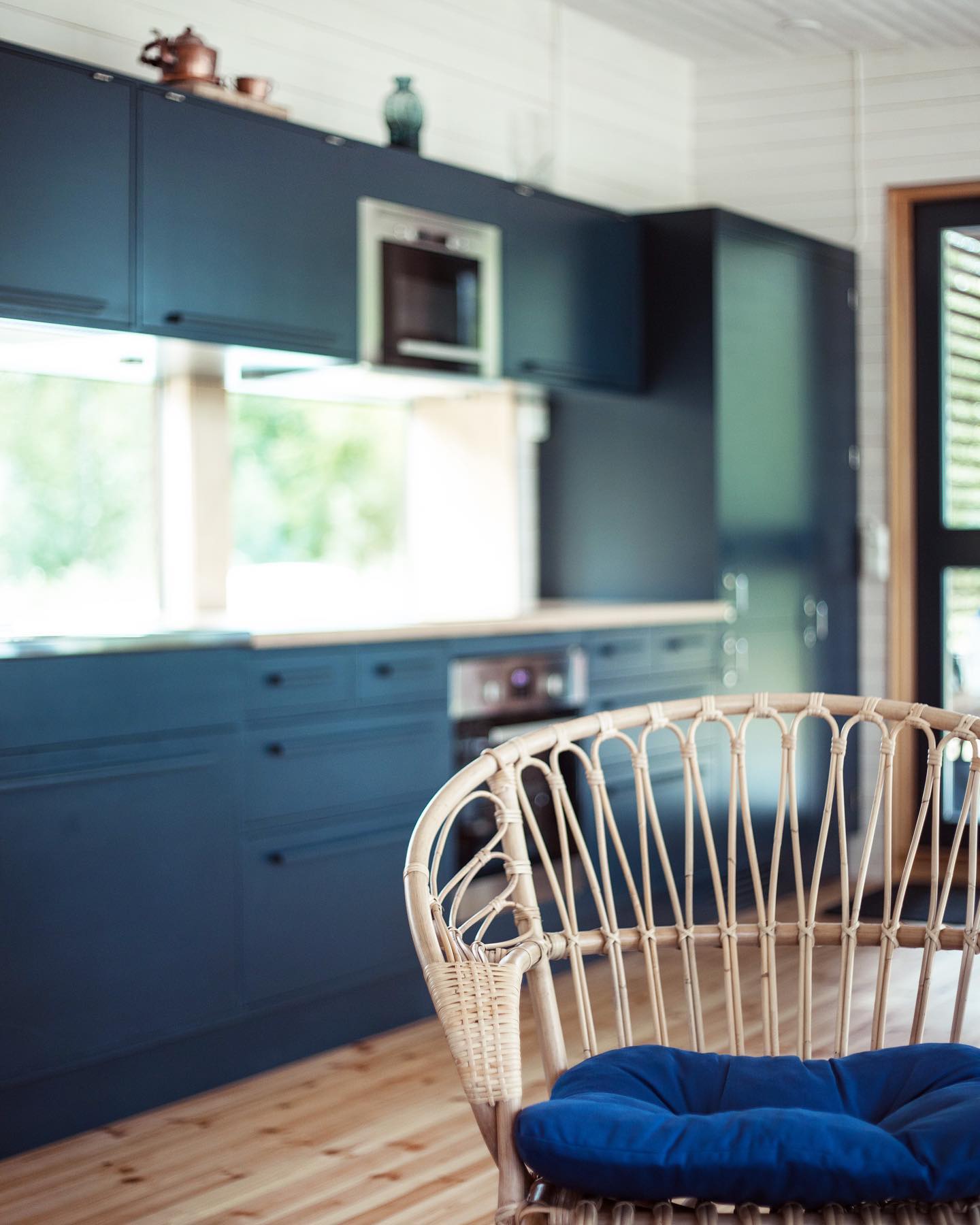 Kesä ja mökkikausi on pian käsillä. 💚 Tässä yksinkertaisen tyylikkäässä ja harmonisessa mökissä on ”sitä jotain”, vai mitä? 💙