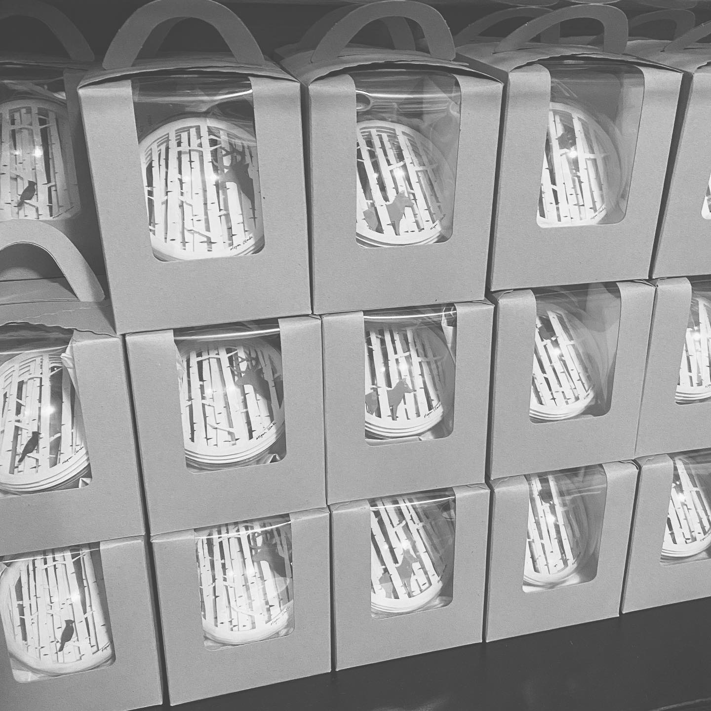 Ornaments are almost ready! This year I have new retail packaging that shows off the ornaments while protecting them. Win win! 🎄
#handmadeornaments #paperornaments #handcutpaper #paperartist #paperanimals